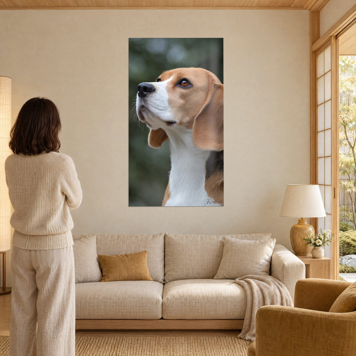 Tableau chien tricolore au museau noir levant les yeux, fond vert flou, au-dessus d'un canapé dans un salon lumineux