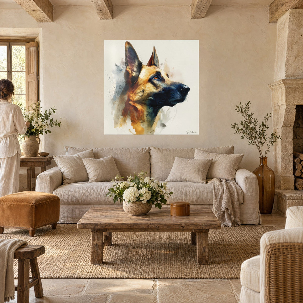 Gemälde Holländischer Schäferhund im Profil als Aquarell, ockerfarbenes Fell und mitternachtsblaue Schnauze, über einem Sofa in einem hellen Wohnzimmer