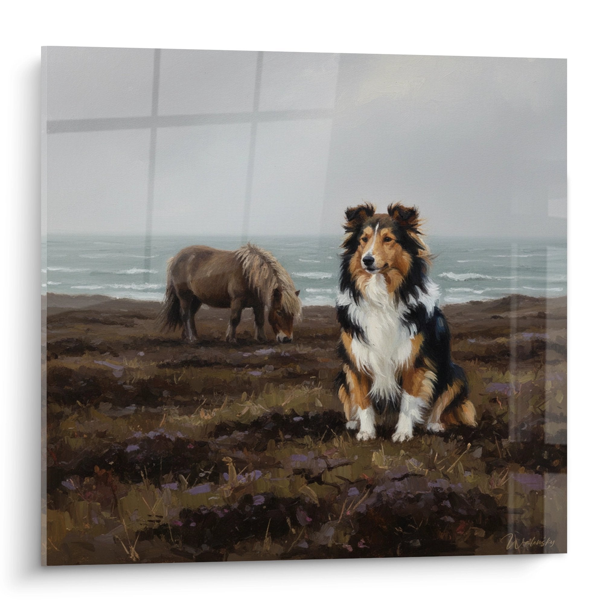 Tableau Berger des Shetland tricolore et poney châtain dans paysage côtier brumeux aux tons ocre et violacés