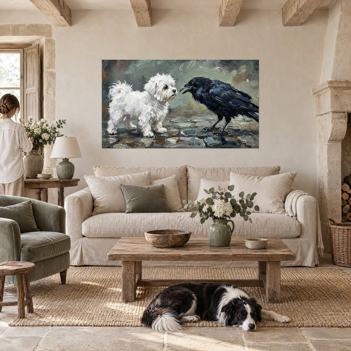Tableau petit bichon maltais blanc crème face à un corbeau noir bleuté, pavés gris vert, au-dessus d'un canapé dans un salon lumineux