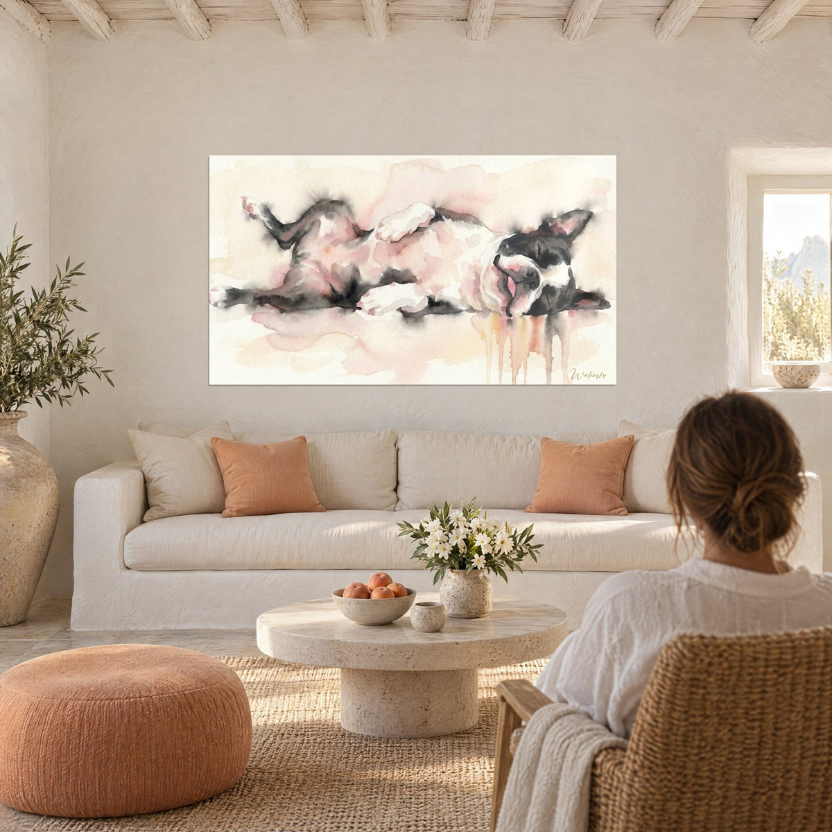 Schilderij van een slapende bulldogpup in roze en zwarte aquarel, poten omhoog, boven een bank in een lichte woonkamer