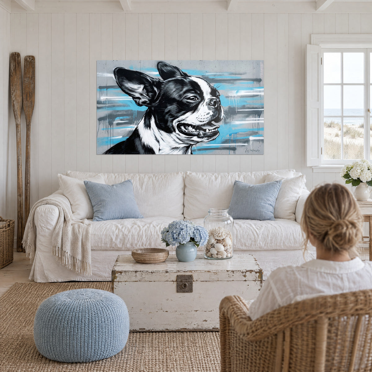 Πίνακας Boston terrier ασπρόμαυρος, ανοιχτό στόμα, σε γκρι φόντο με γαλάζιες γραμμές, πάνω από καναπέ σε φωτεινό σαλόνι