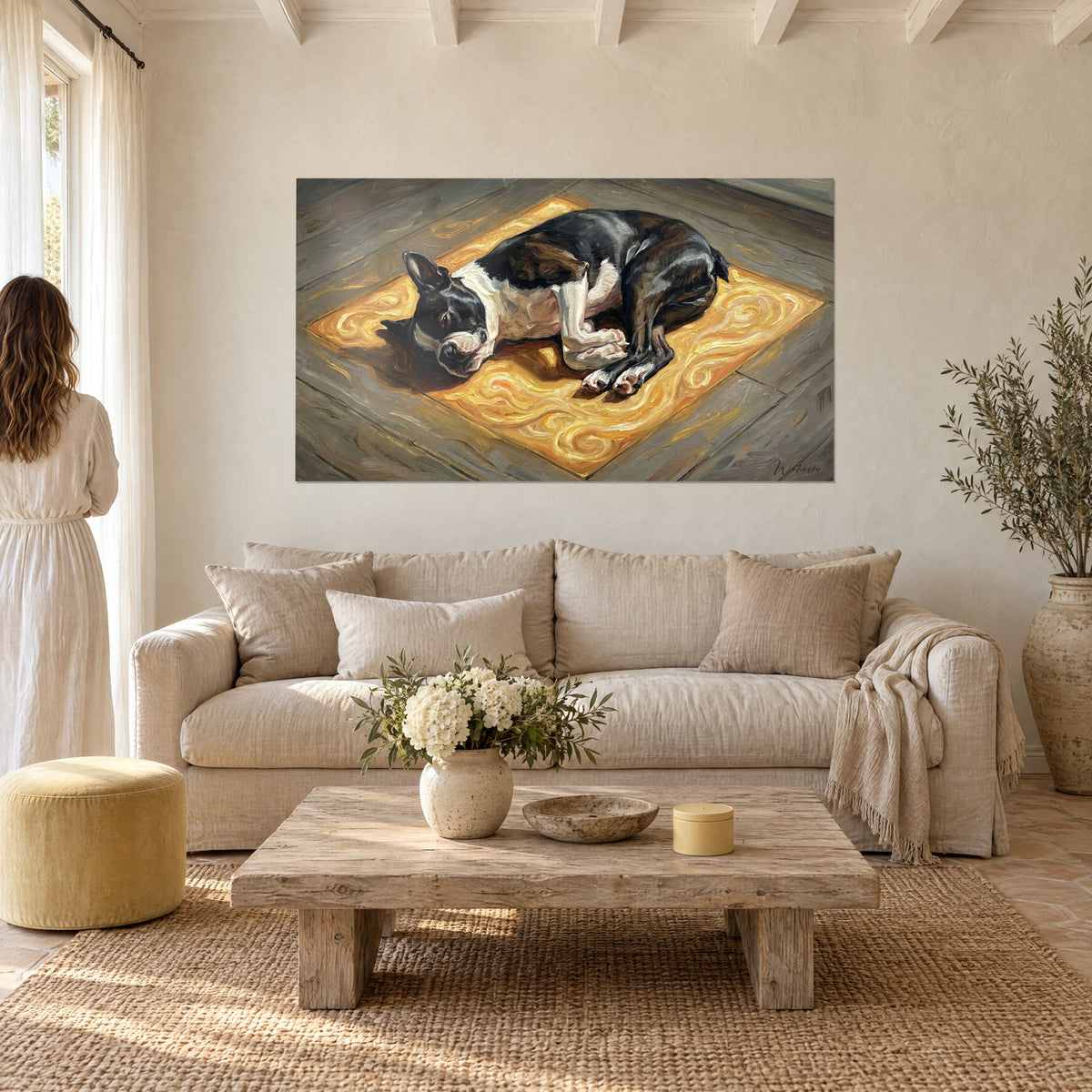 Obraz śpiący Boston Terrier, czarno-białe futro zwinięte na złotym kocu w spirale, nad sofą w jasnym salonie