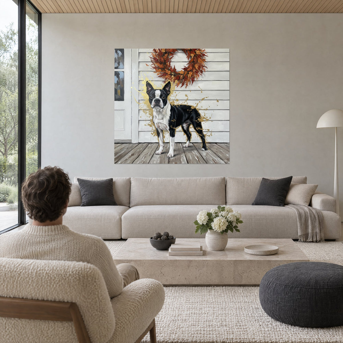 Schilderij Boston Terrier zwart-wit voor een krans van roodbruine bladeren, gouden spatten, boven een bank in een lichte woonkamer