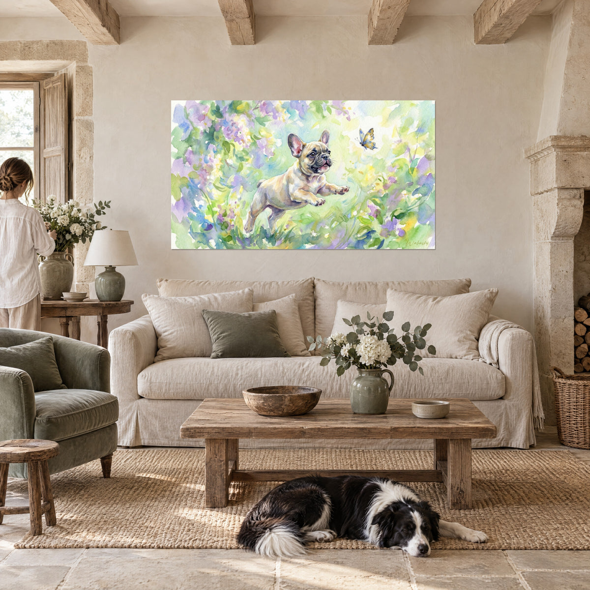Tableau chiot bouledogue crème bondissant vers un papillon, lilas violets et verts tendres, au-dessus d'un canapé dans un salon lumineux
