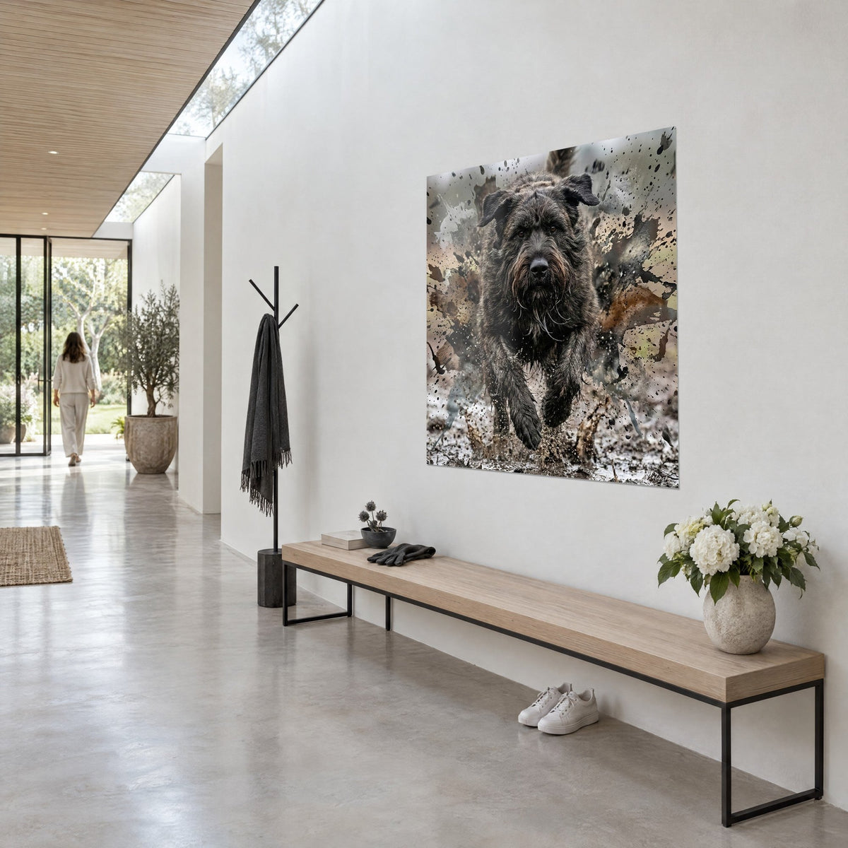 Quadro cane griffone che balza in una nuvola di schizzi marroni e grigi, visto di tre quarti in un corridoio luminoso