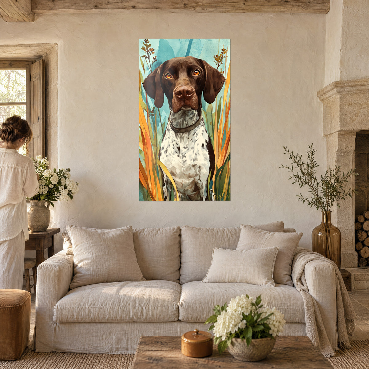 Schilderij van een Duitse staande hond met gevlekte vacht en barnsteenkleurige ogen tussen oranje en turquoise grassen, boven een bank in een lichte woonkamer