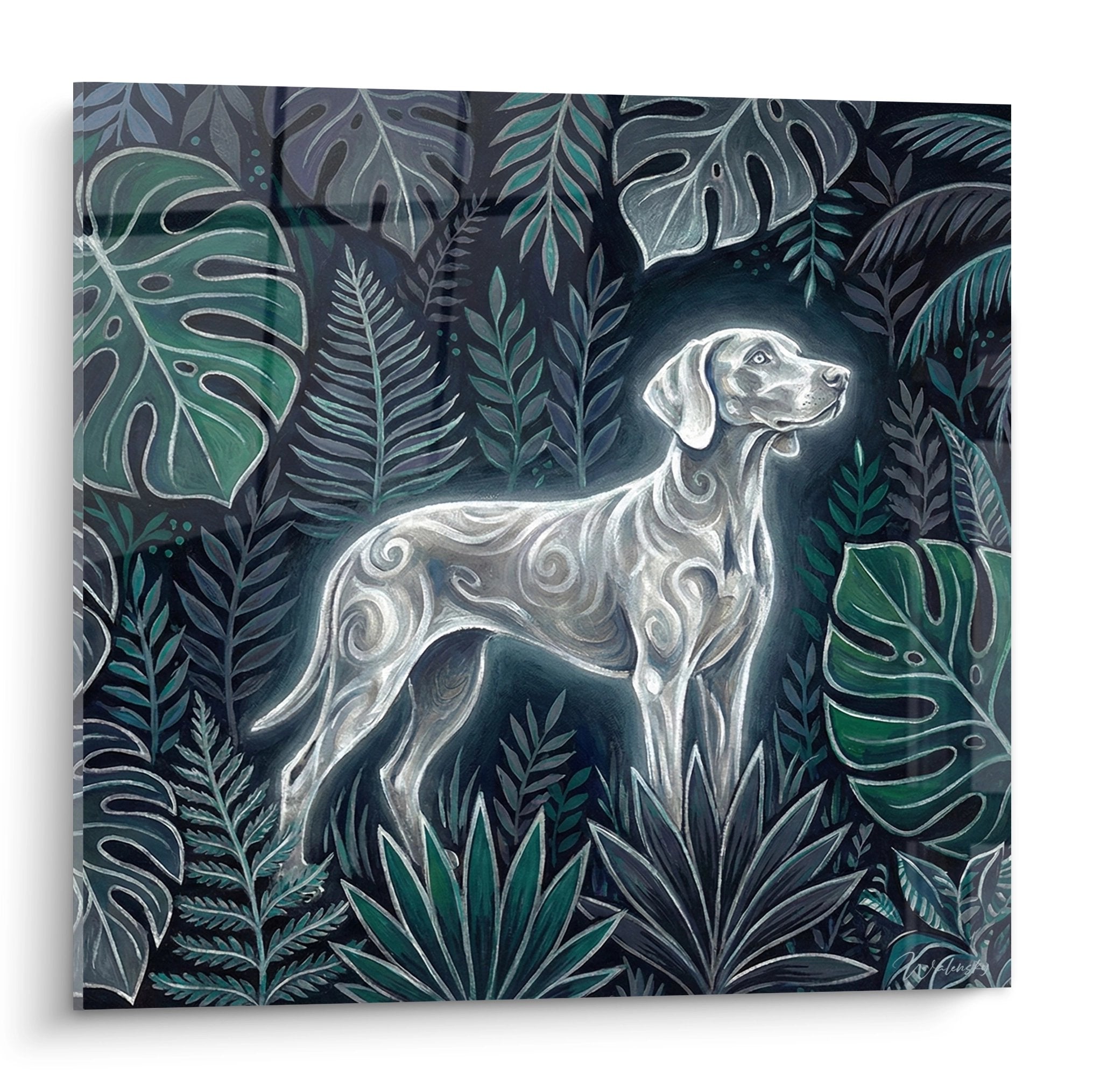 Tableau Braque de Weimar aux motifs argentes dans jungle tropicale verte et bleue