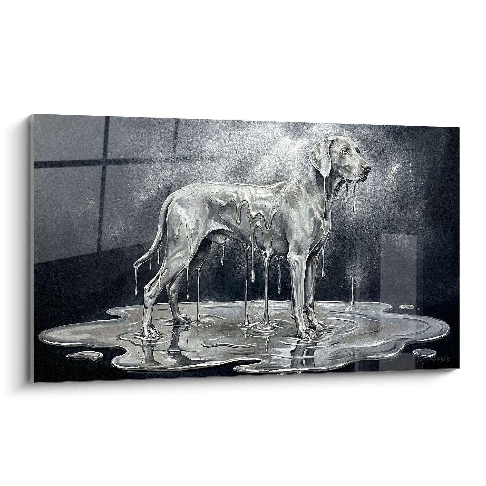 Braque de Weimar aux formes liquéfiées dans une composition artistique noir et blanc avec reflets métalliques