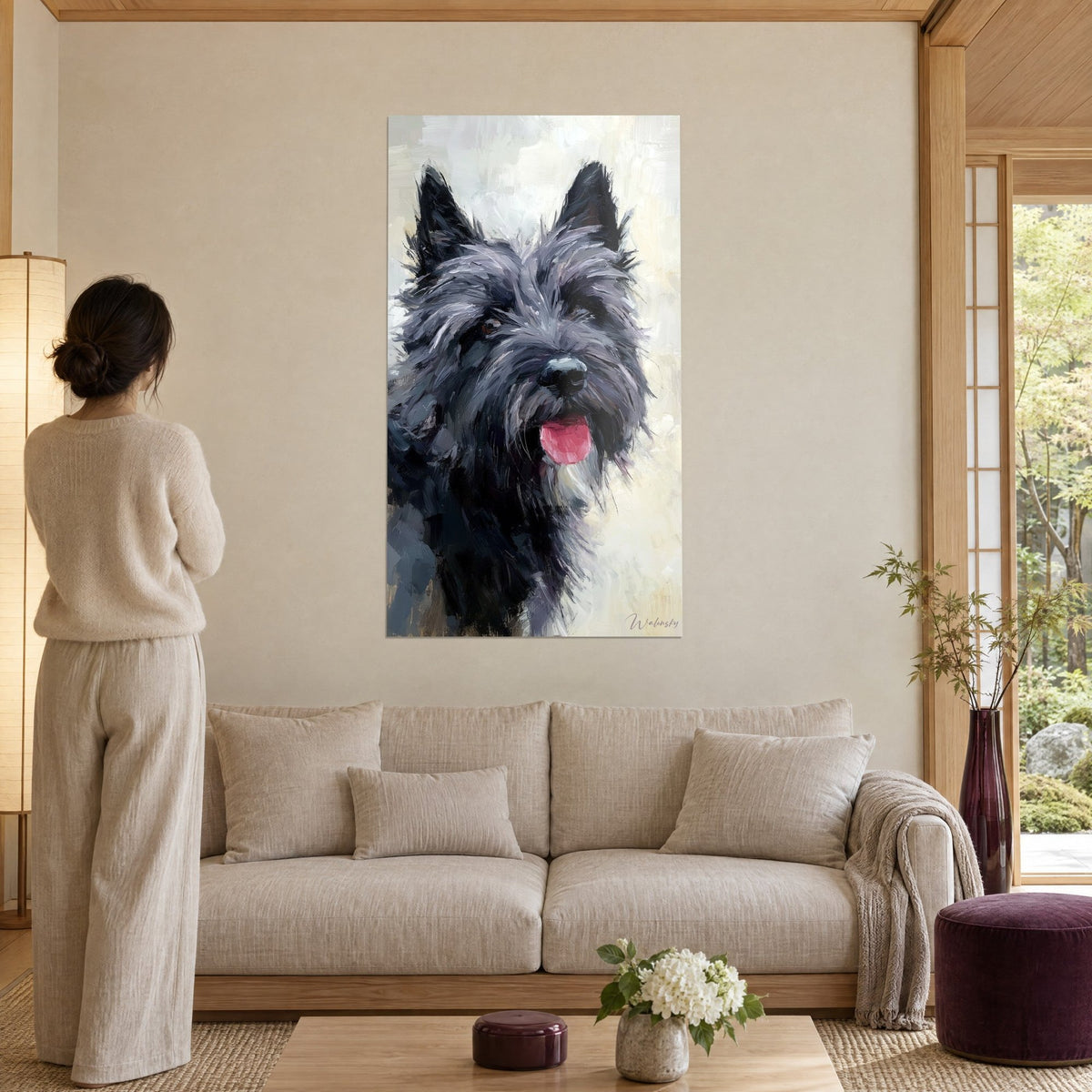 Tableau cairn terrier au pelage anthracite et langue rose, touches de spatule sur fond crème, au-dessus d'un canapé dans un salon lumineux