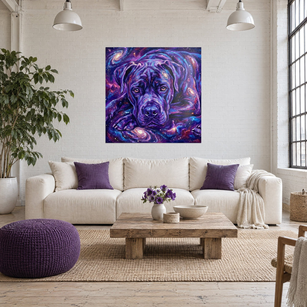 Gemälde Cane Corso liegend in Violett und Blau, bernsteinfarbene Augen und Galaxien, über einem Sofa in einem hellen Wohnzimmer