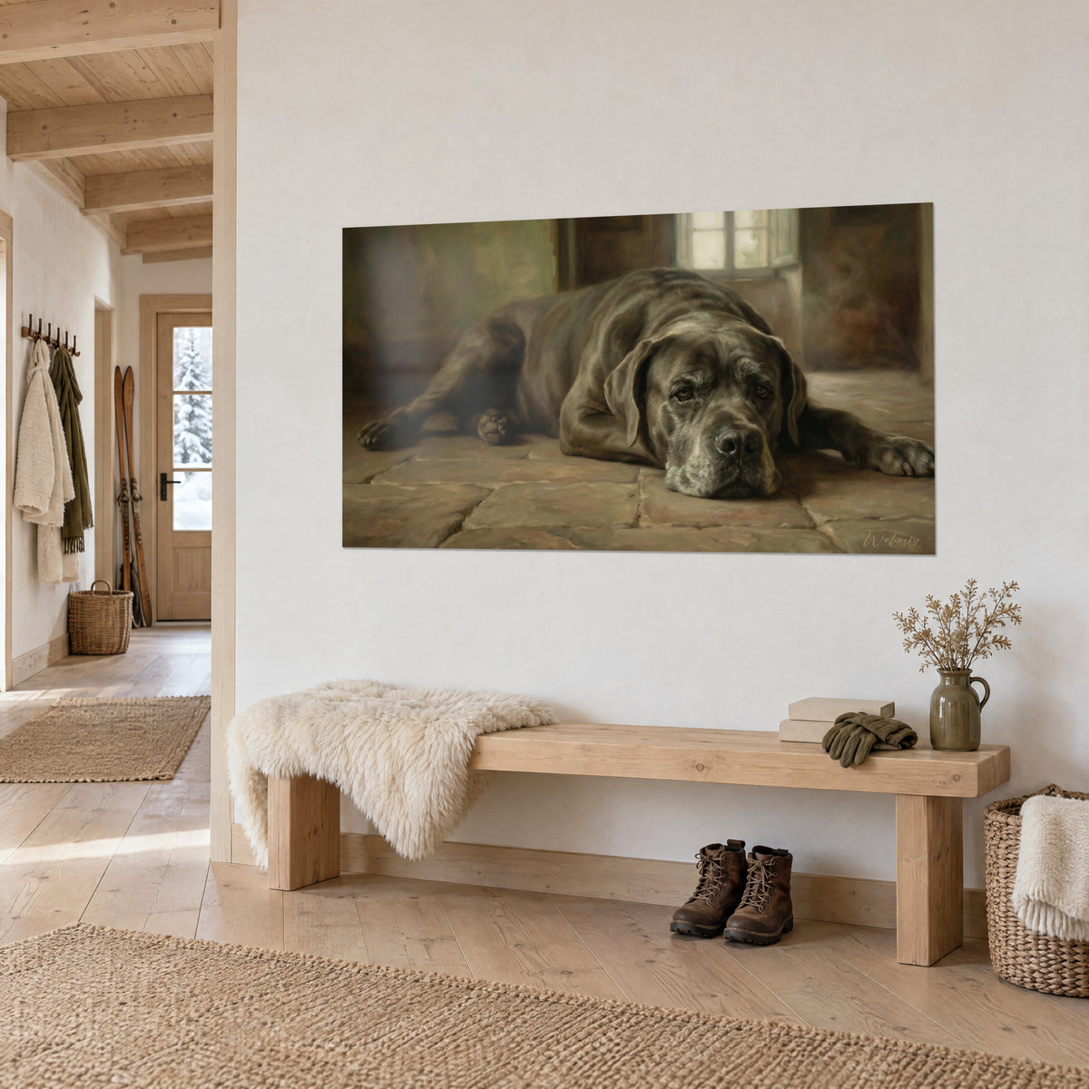 Πίνακας cane corso με ανθρακί τρίχωμα, μελαγχολικό κεχριμπαρένιο βλέμμα πάνω σε ωχρές πέτρες, λευκός τοίχος σαλέ σε πλάγια όψη