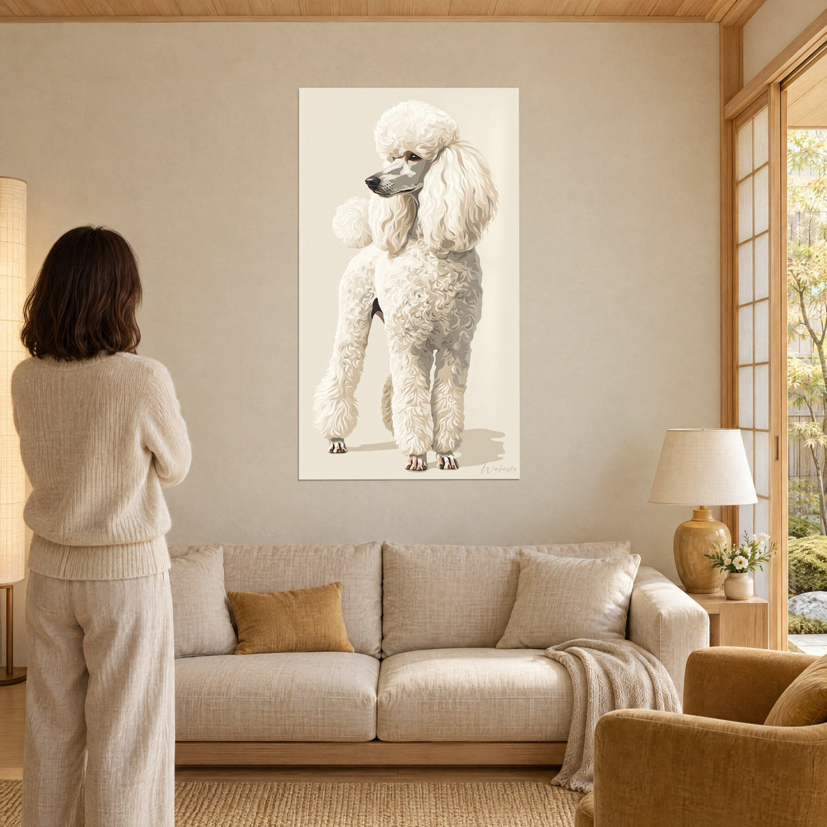 Schilderij witte poedel met crèmekleurige krullende vacht, kop in profiel gedraaid, op beige achtergrond, vrouw van achteren, boven een bank in een lichte woonkamer