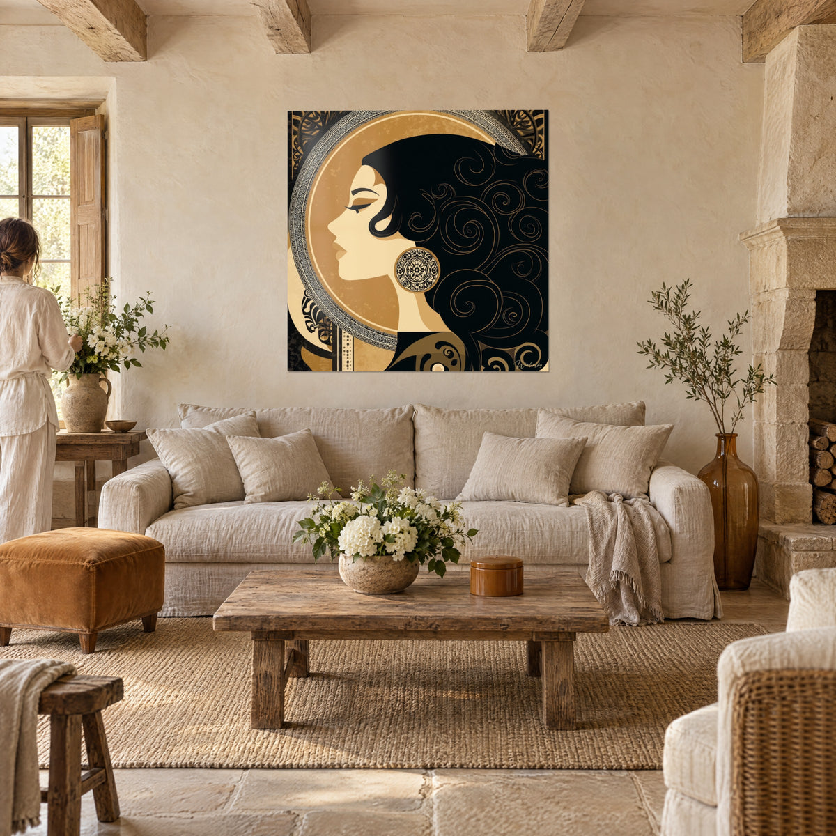 Quadro profilo di donna in stile Art Déco, capelli neri in volute e alone dorato, sopra un divano in un soggiorno luminoso