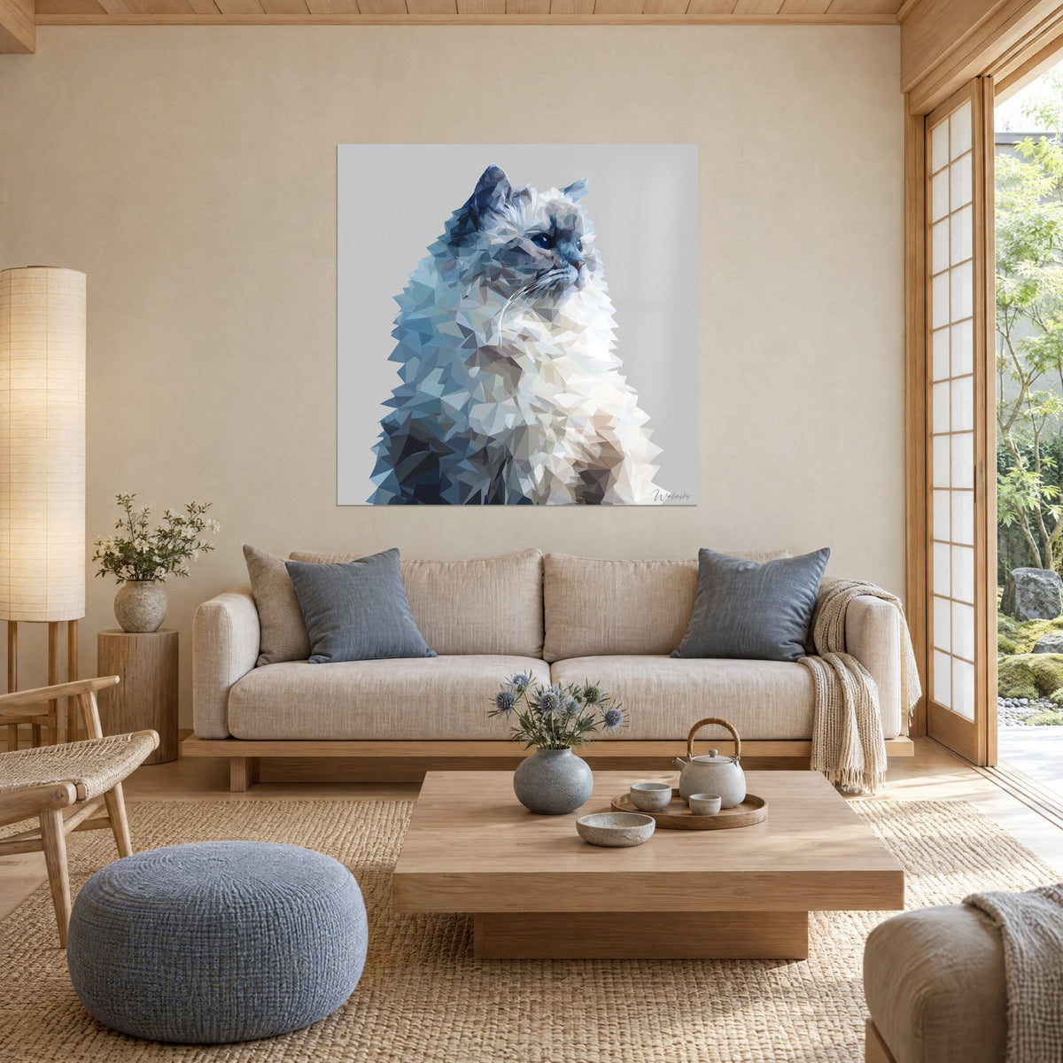 Tableau chat sibérien en facettes bleu acier et blanc crème, fond gris clair, au-dessus d'un canapé dans un salon lumineux