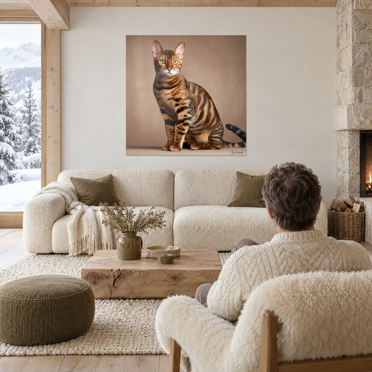 Gemälde Toyger-Katze sitzend mit schwarzen Streifen auf beigem Hintergrund, betrachtet von einem Mann von hinten, über einem Sofa in einem hellen Wohnzimmer