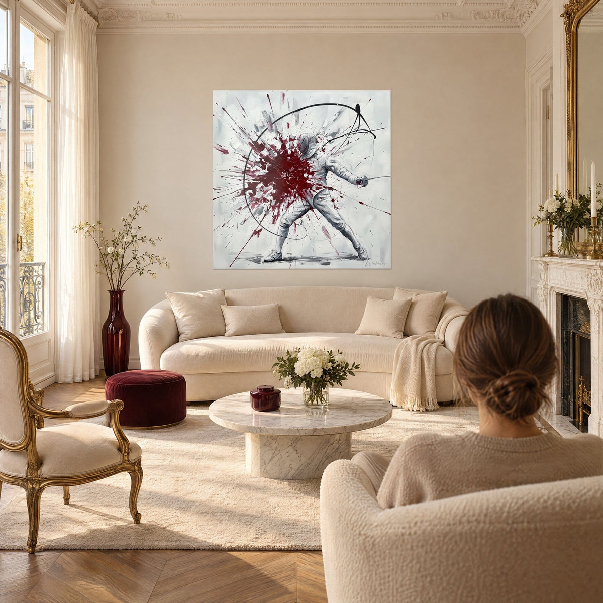 Gemälde eines Fechters in weißer Jacke, karminrote Farbexplosion auf perlgrauem Hintergrund, über einem Sofa in einem hellen Wohnzimmer