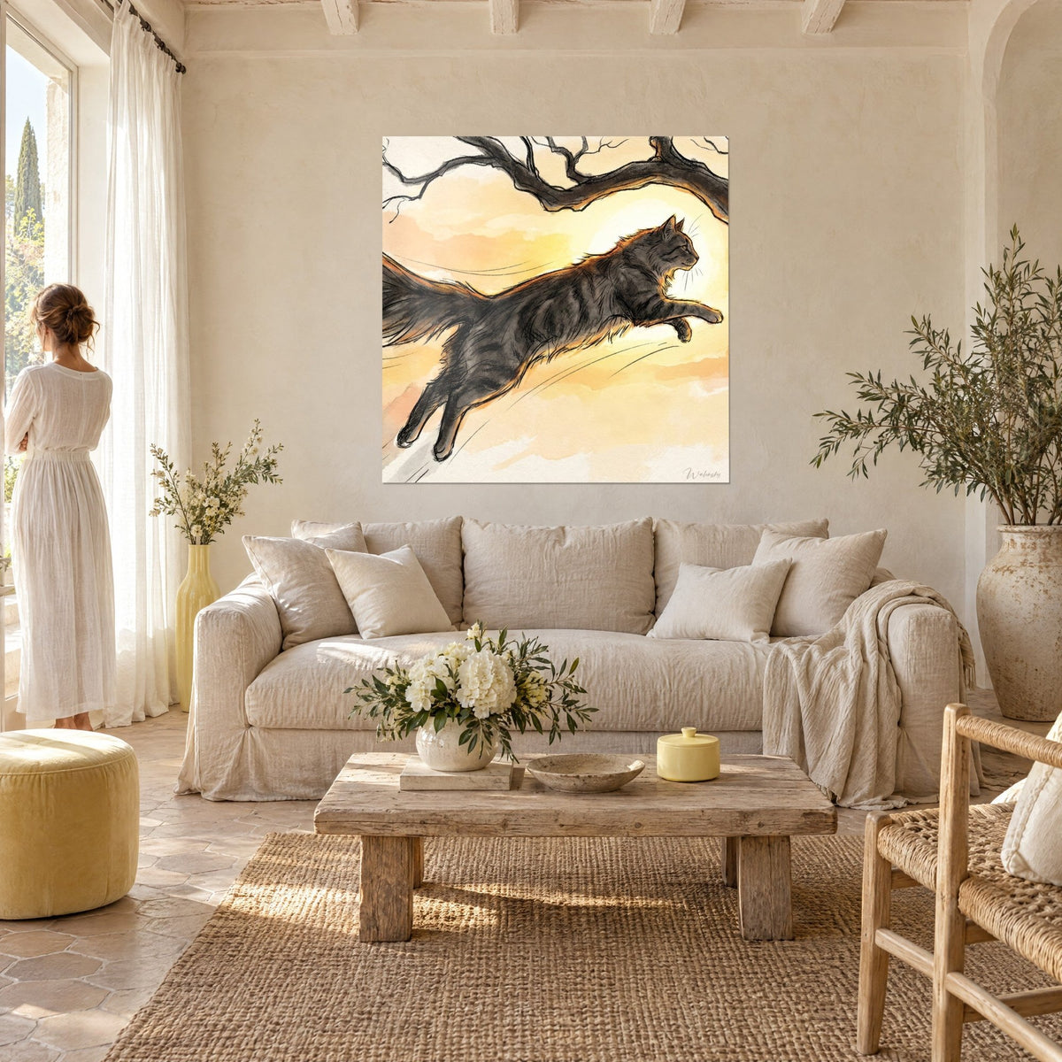 Schilderij van een springende Noorse boskat, antracietkleurige vacht, oker- en gele lucht, boven een bank in een lichte woonkamer