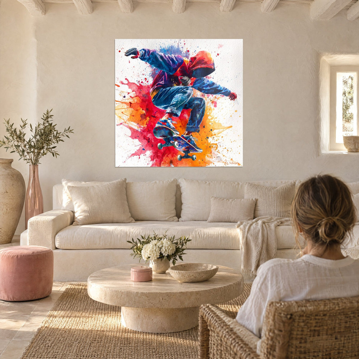 Tableau skateur en plein ollie, sweat à capuche bleu et rouge, éclaboussures orange, au-dessus d'un canapé dans un salon lumineux