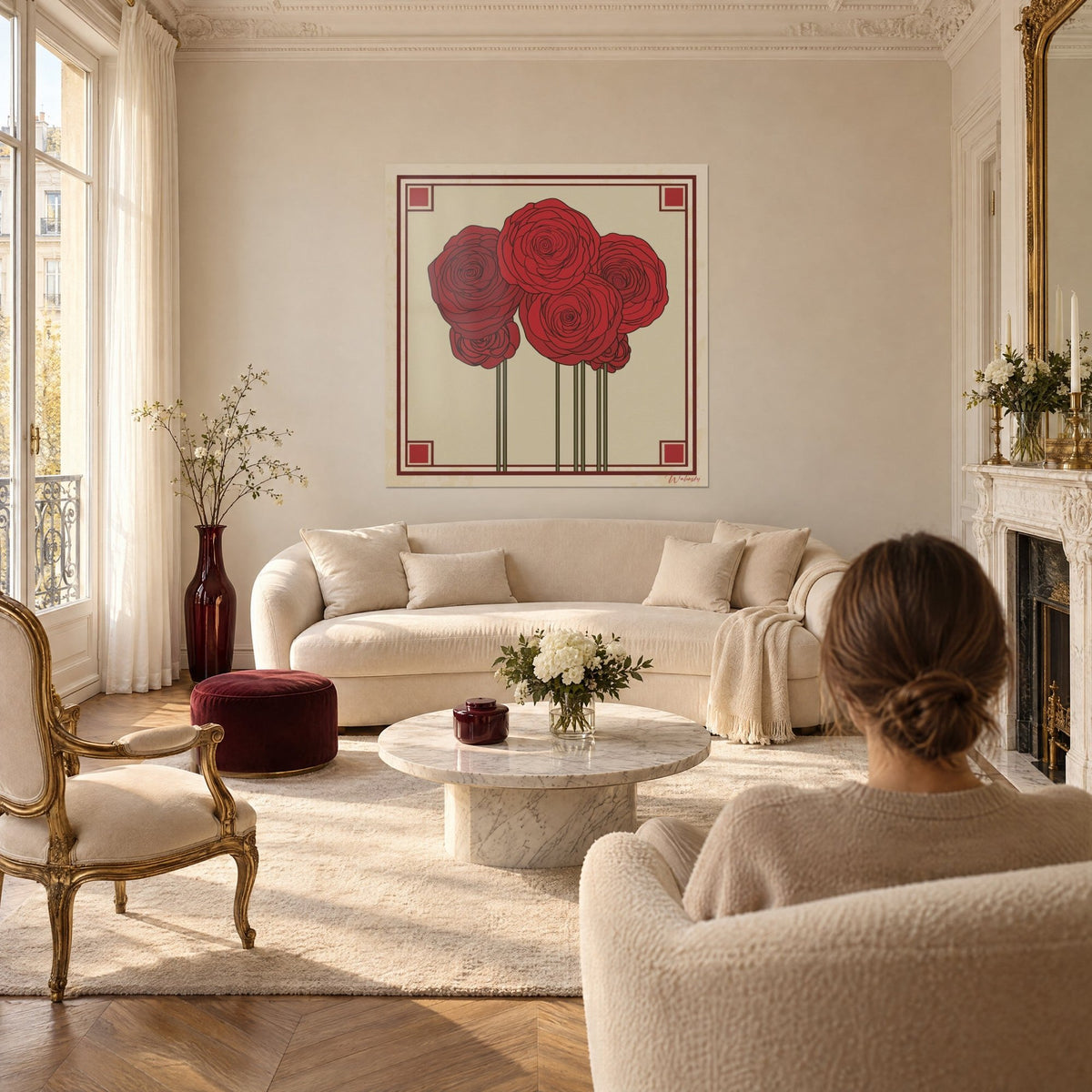 Schilderij boeket gestileerde rode rozen op een beige achtergrond, karmijnrode art-decolijst, persoon met de rug naar de kijker, boven een bank in een lichte woonkamer
