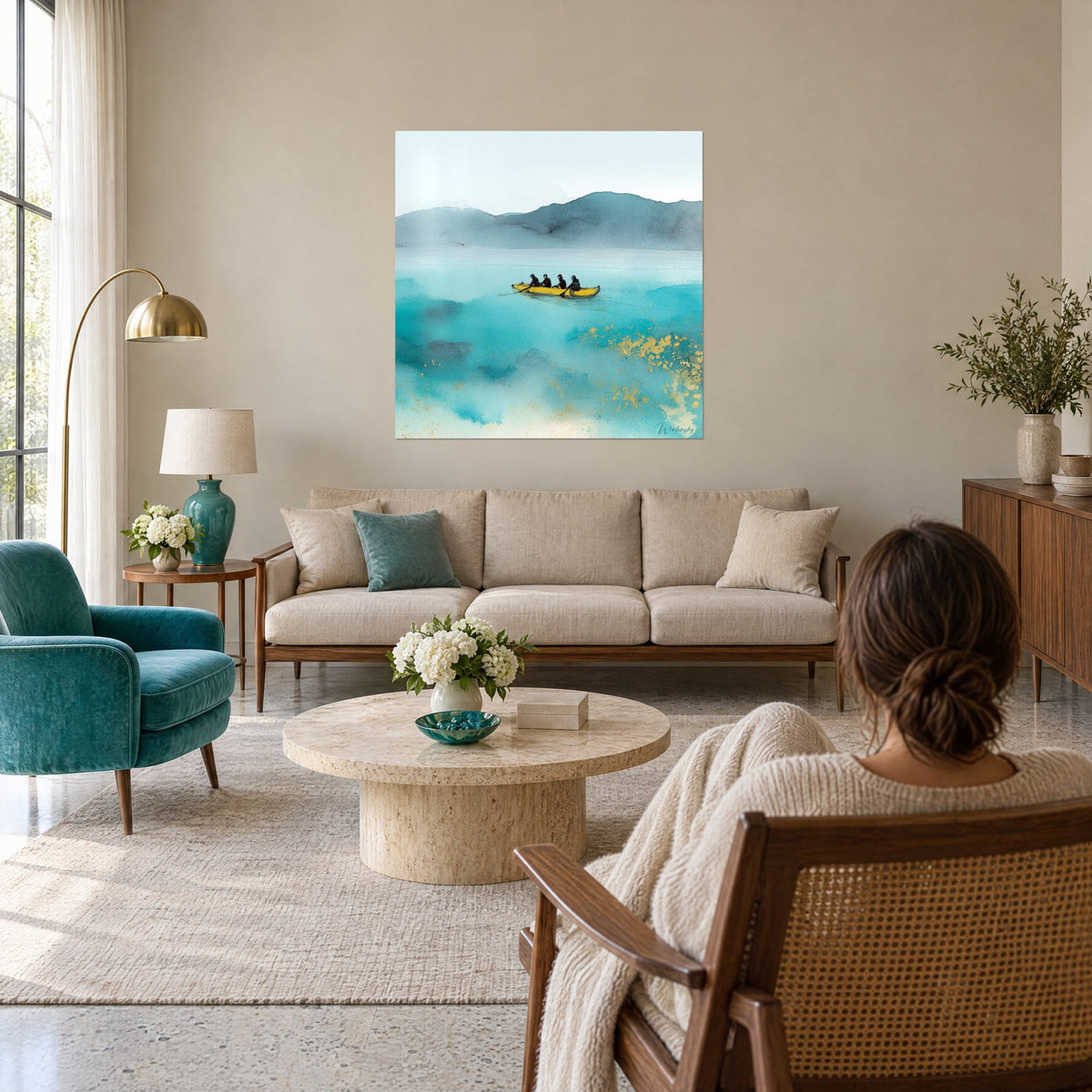 Schilderij van een mosterdgele kano die over een turquoise meer glijdt, gouden glinsteringen en blauwgrijze heuvels, boven een bank in een lichte woonkamer