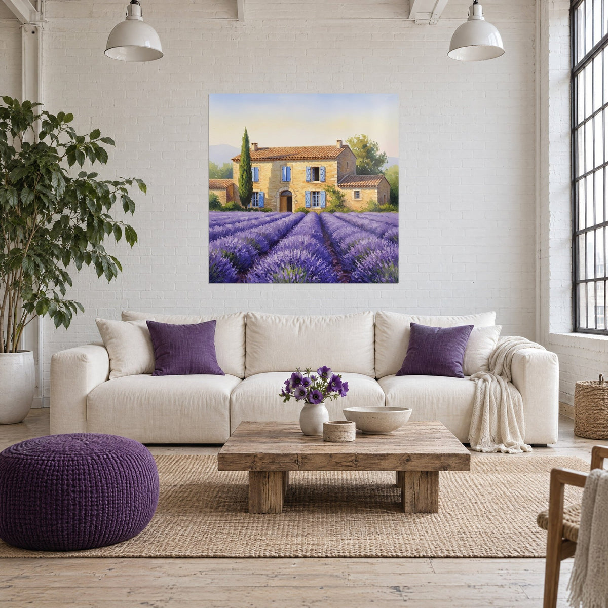 Tableau mas provençal en pierre ocre, volets bleus et lavande violette, au-dessus d'un canapé dans un salon lumineux