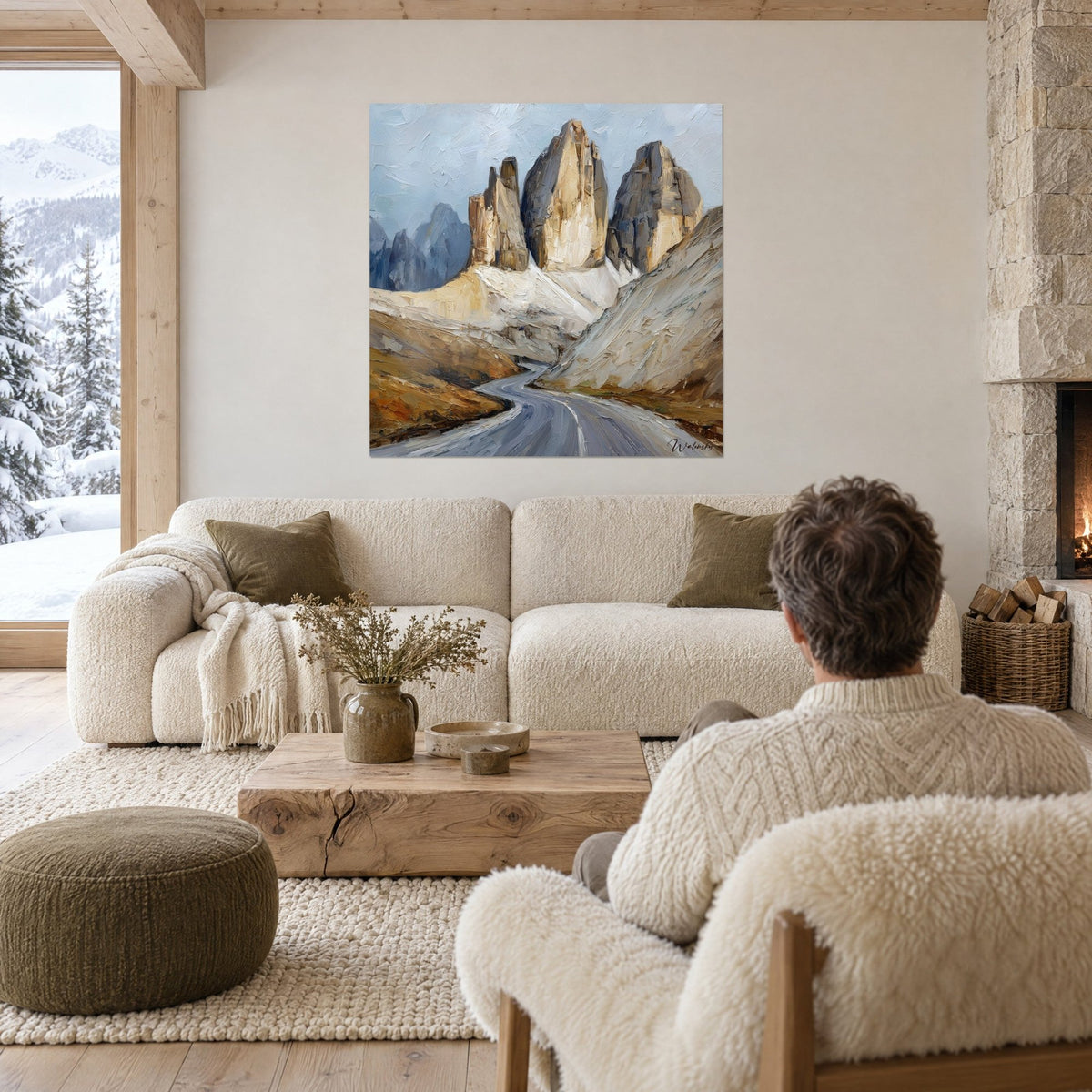 Tableau Trois Cimes de Lavaredo en pâte épaisse beige et gris-bleu, route sinueuse au premier plan, au-dessus d'un canapé dans un salon lumineux