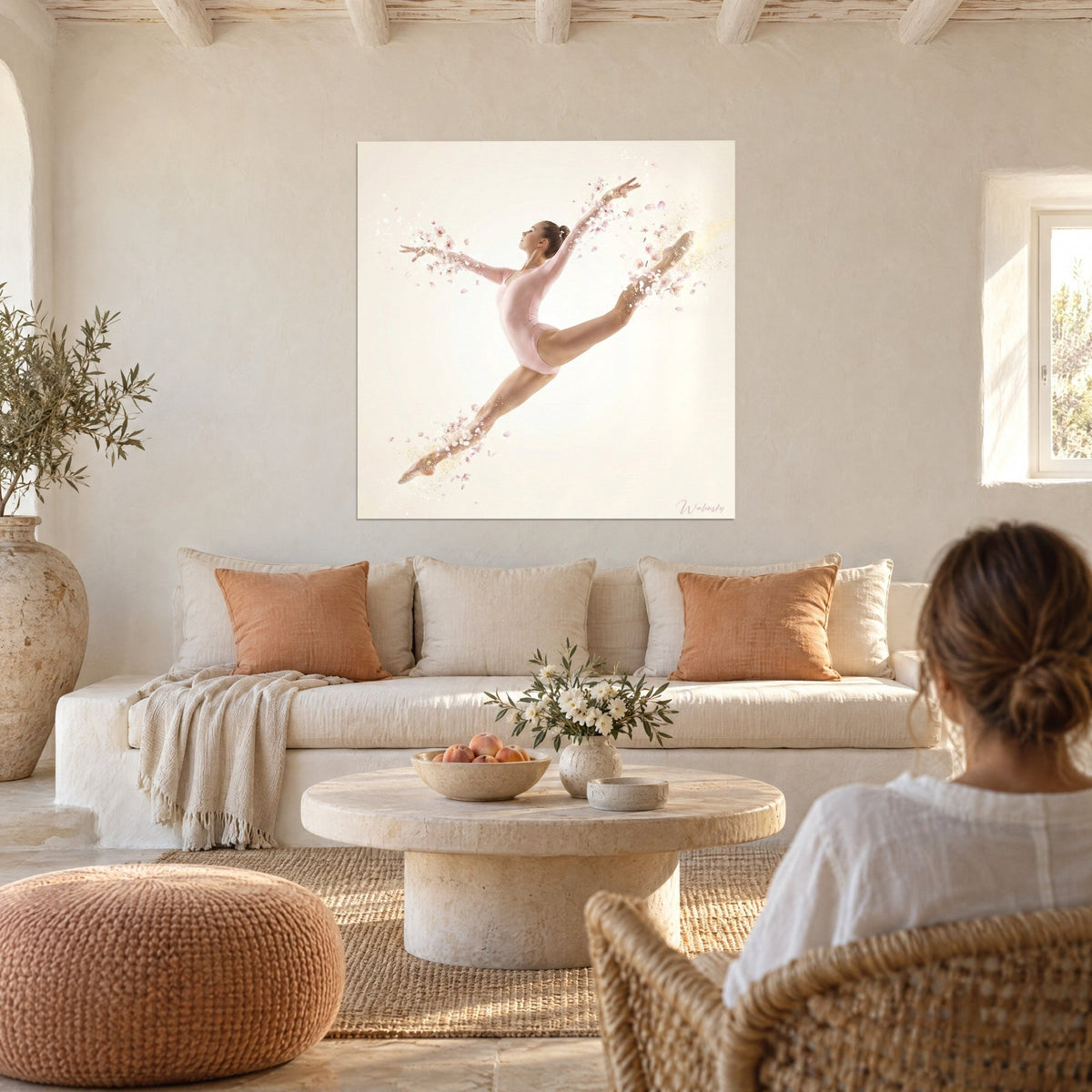 Tableau danseuse en grand écart sauté, justaucorps rose pâle, pétales de cerisier sur fond crème, au-dessus d'un canapé dans un salon lumineux