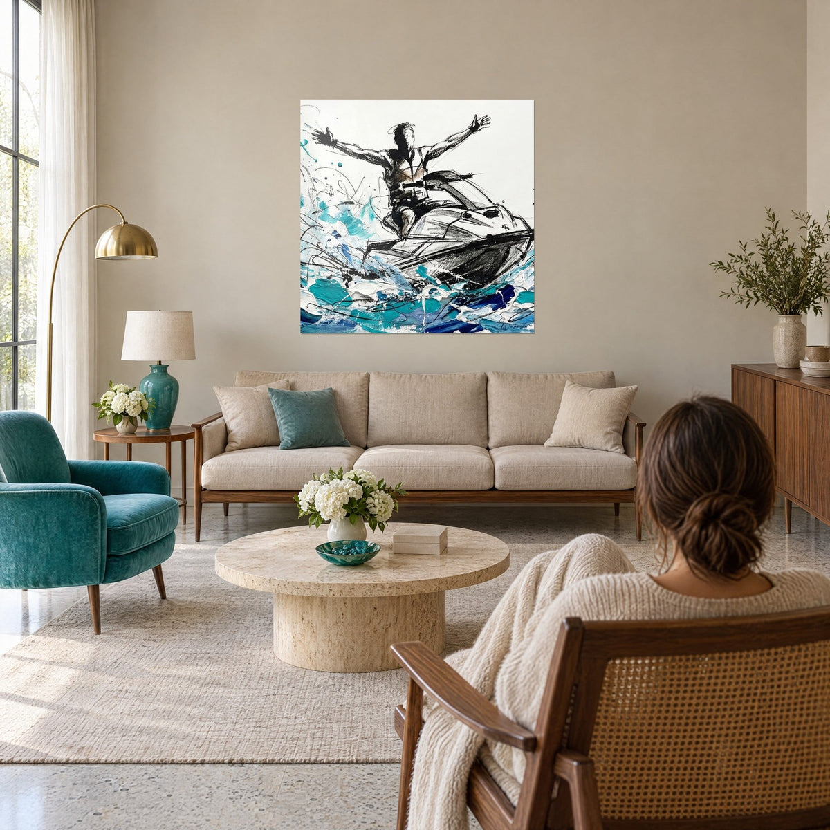 Tableau pilote de jet-ski bras écartés, encre noire et éclaboussures turquoise et bleu marine, au-dessus d'un canapé dans un salon lumineux