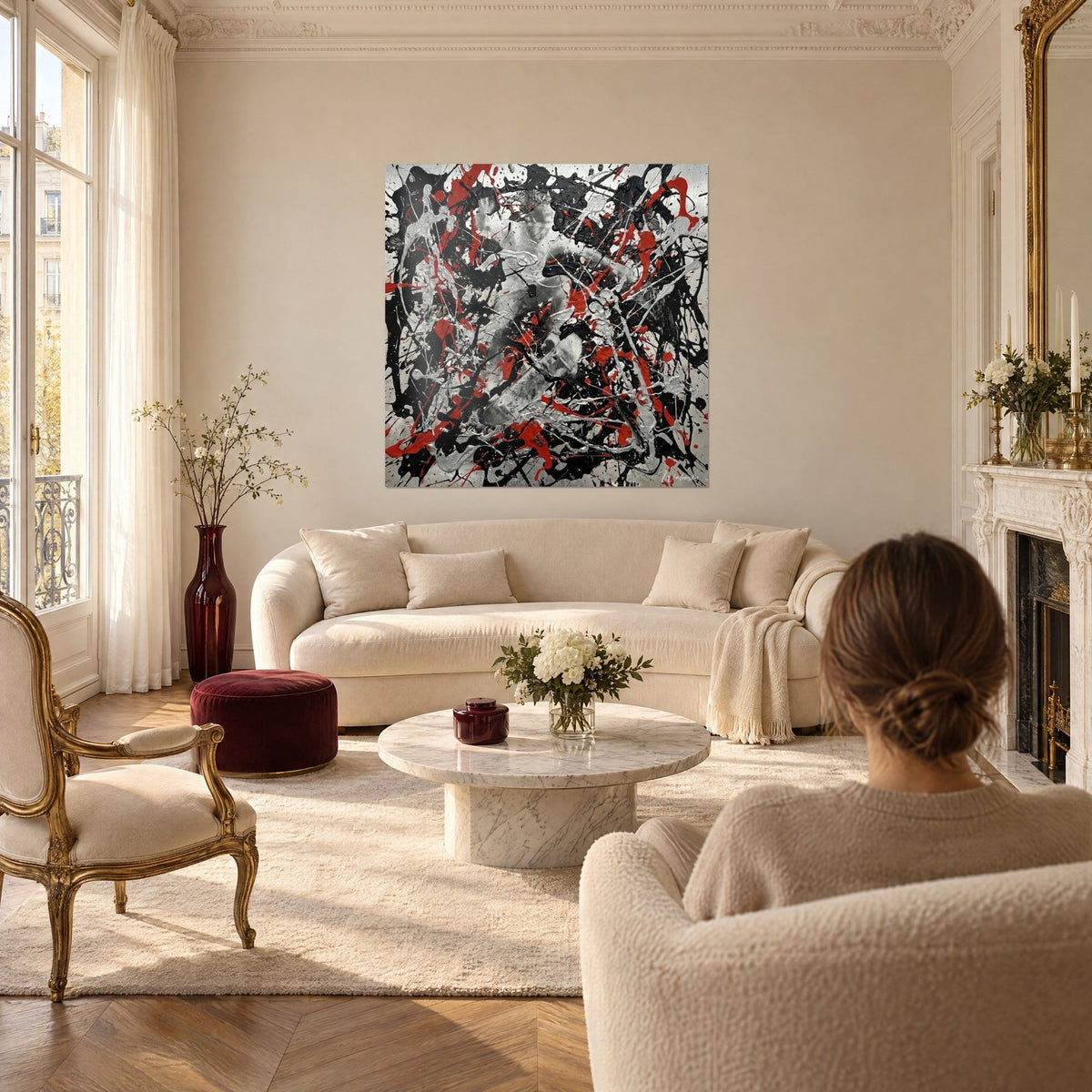 Tableau dripping rouge vermillon et noir sur fond d'argent, skateur flou, couple de dos au-dessus d'un canapé dans un salon lumineux