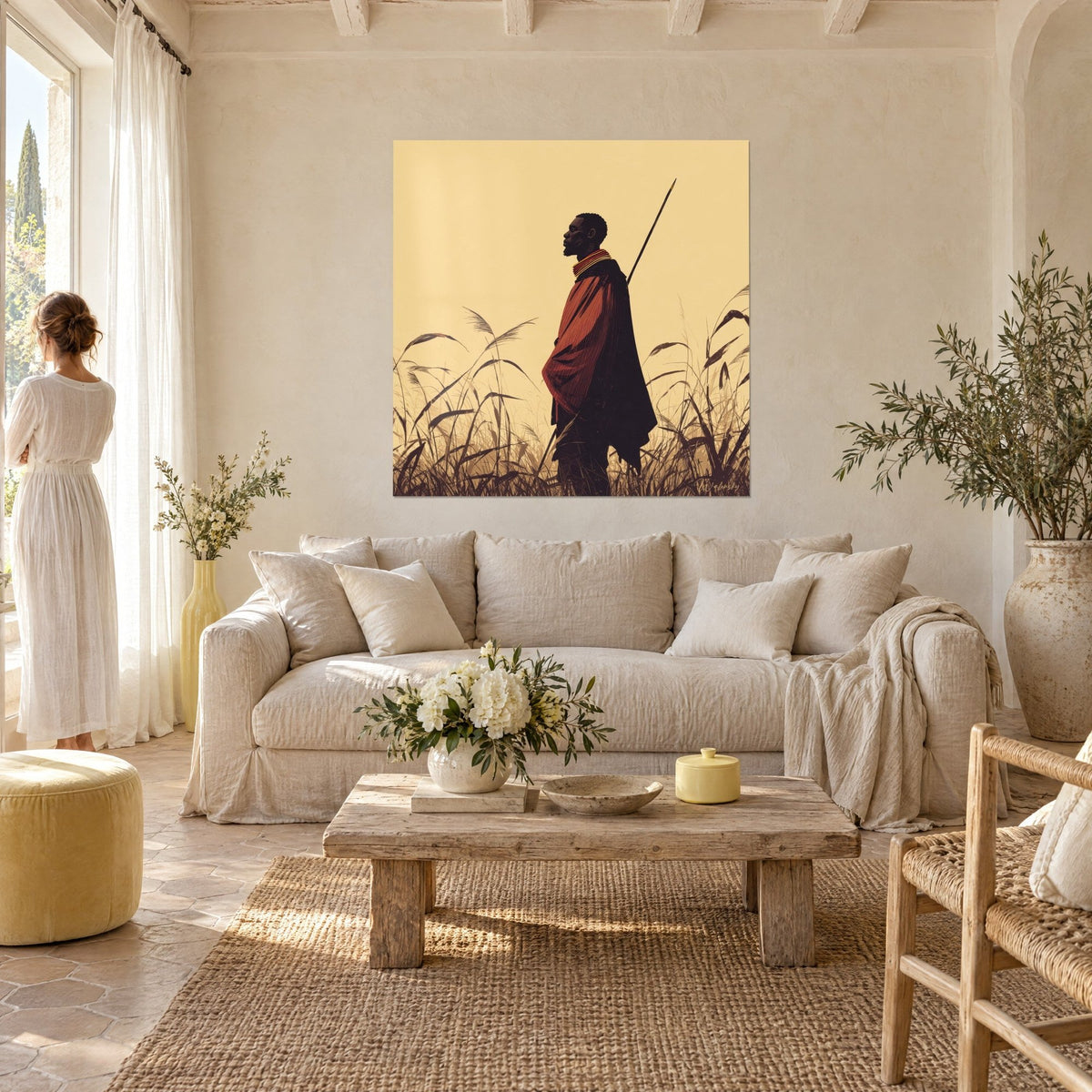 Gemälde eines Masai-Kriegers im Profil, ziegelroter Umhang und gelb gestreifte Halskette, sandfarbener Hintergrund, über einem Sofa in einem hellen Wohnzimmer