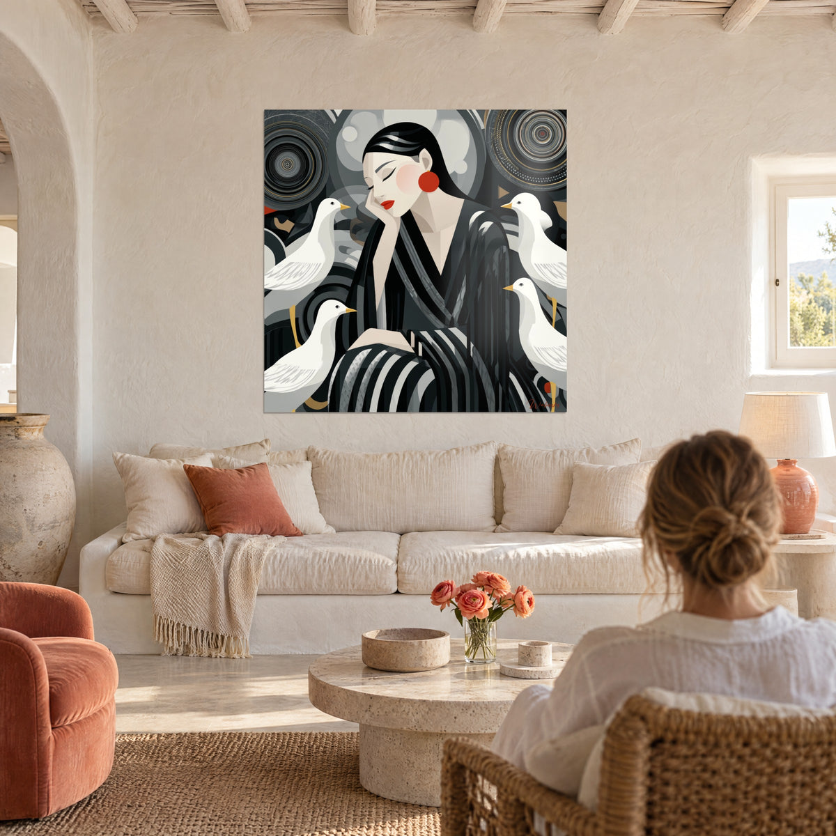 Gemälde einer nachdenklichen Frau mit karminrotem Lippenstift, umgeben von weißen Tauben, in Schwarz und Grau, über einem Sofa in einem hellen Wohnzimmer