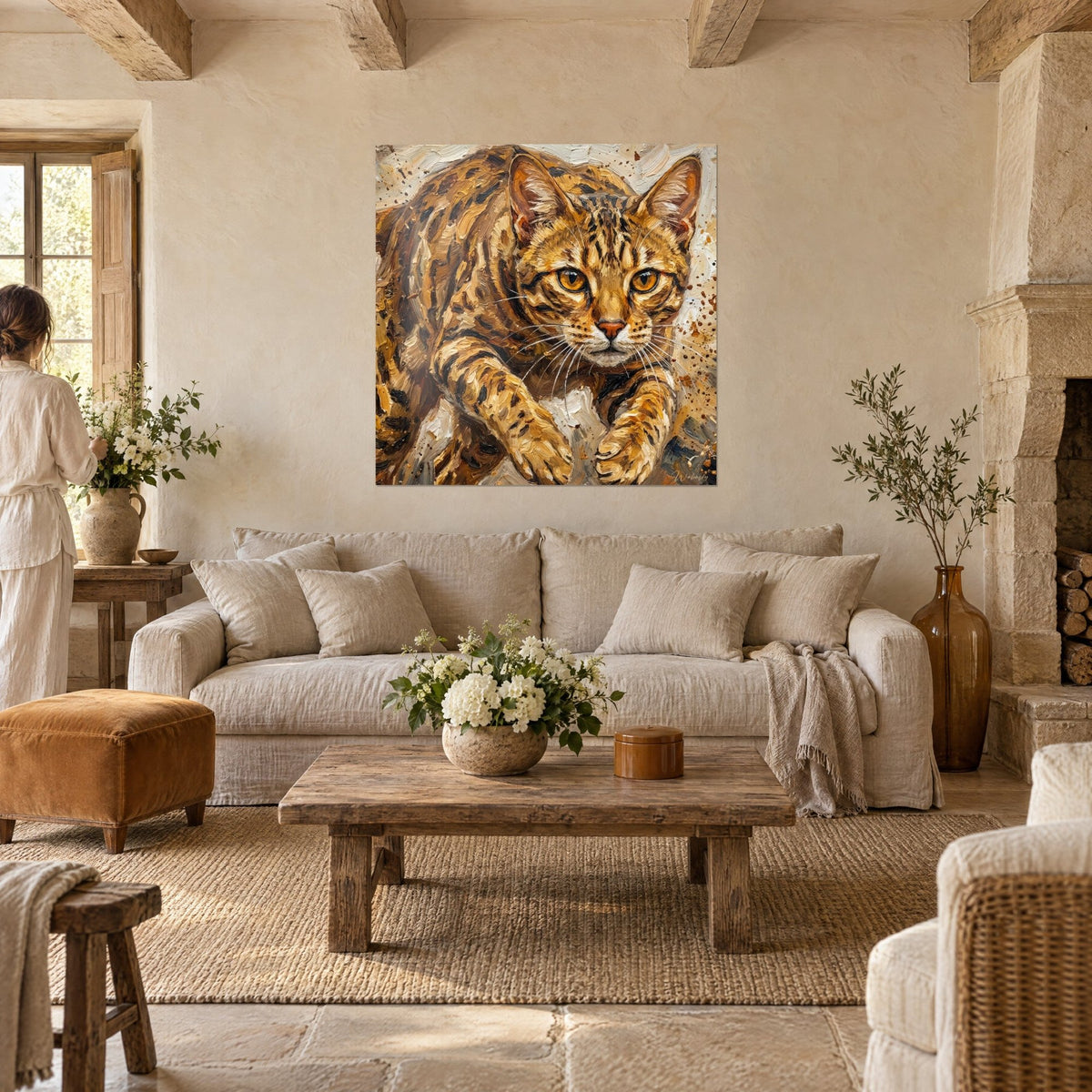 Tableau félin ocicat au pelage ocre et noir, regard ambré, deux personnes de dos, au-dessus d'un canapé dans un salon lumineux