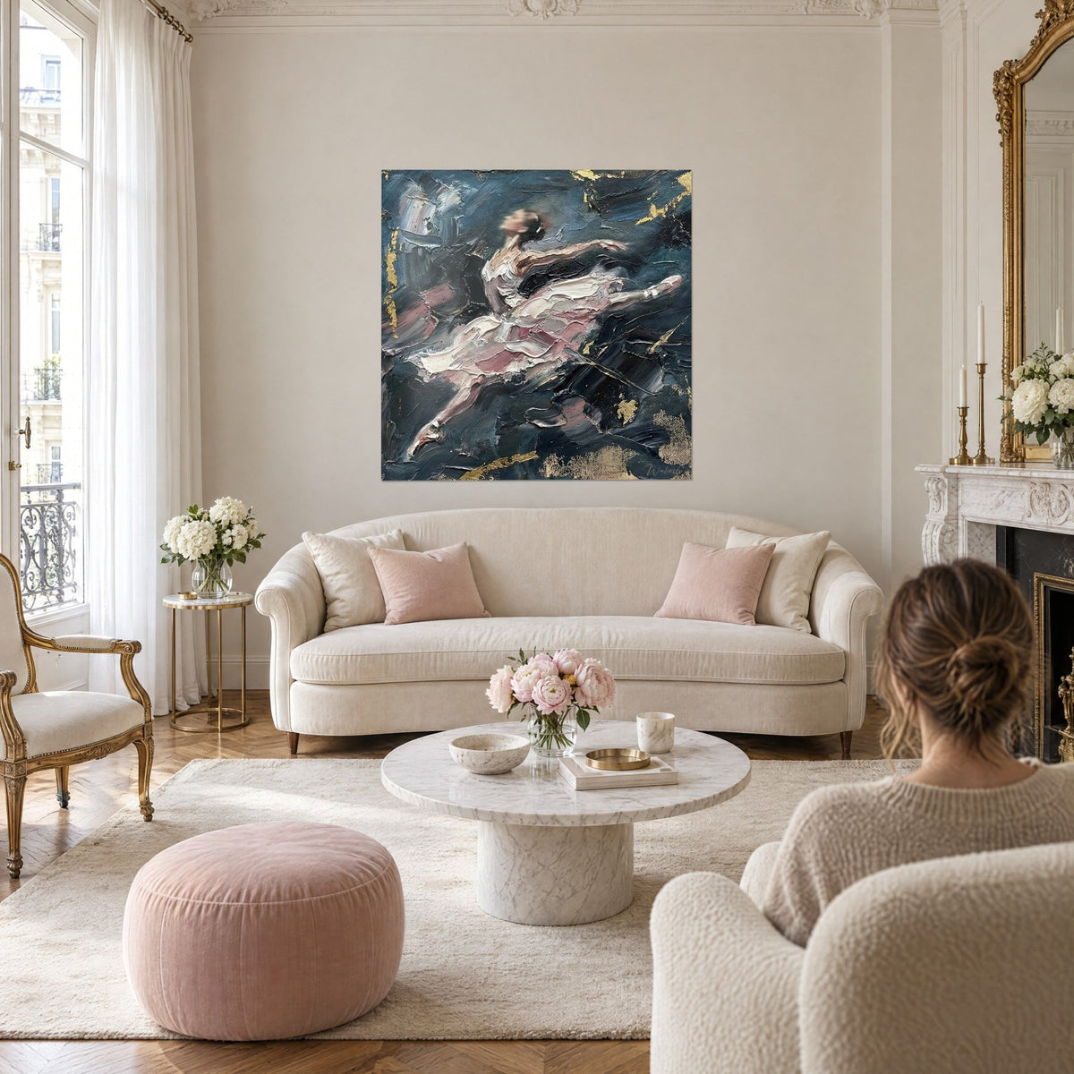 Tableau danseuse en tutu rose pâle bondissant sur fond bleu nuit, touches d'or, au-dessus d'un canapé dans un salon lumineux