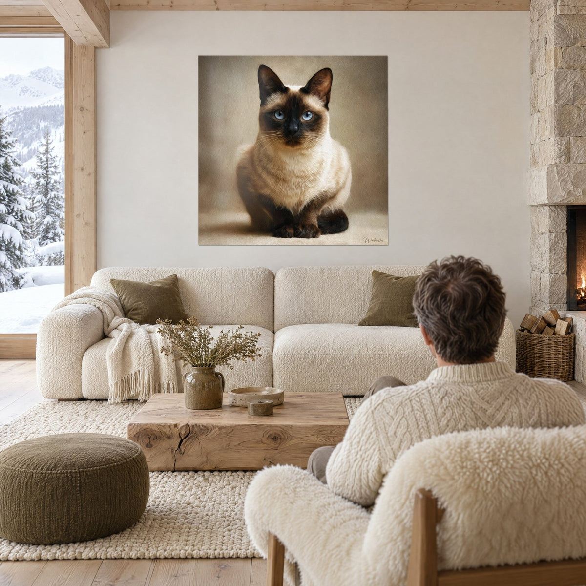 Schilderij Siamese kat zittend met blauwe ogen, crèmekleurige vacht en bruin masker, tegenover een man van achteren boven een bank in een lichte woonkamer