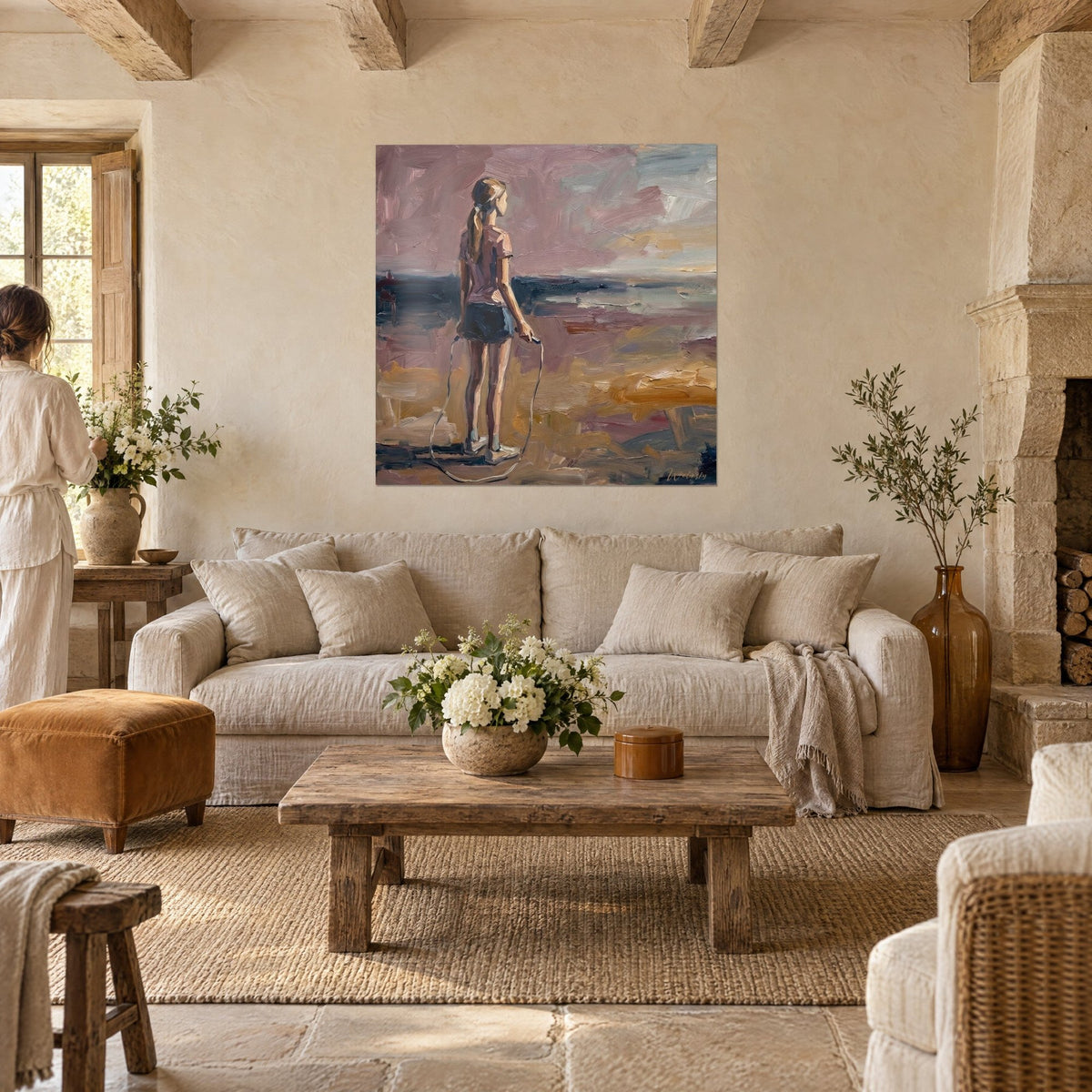 Tableau fillette de dos à la corde à sauter, short bleu nuit, ciel mauve et sable ocre, au-dessus d'un canapé dans un salon lumineux