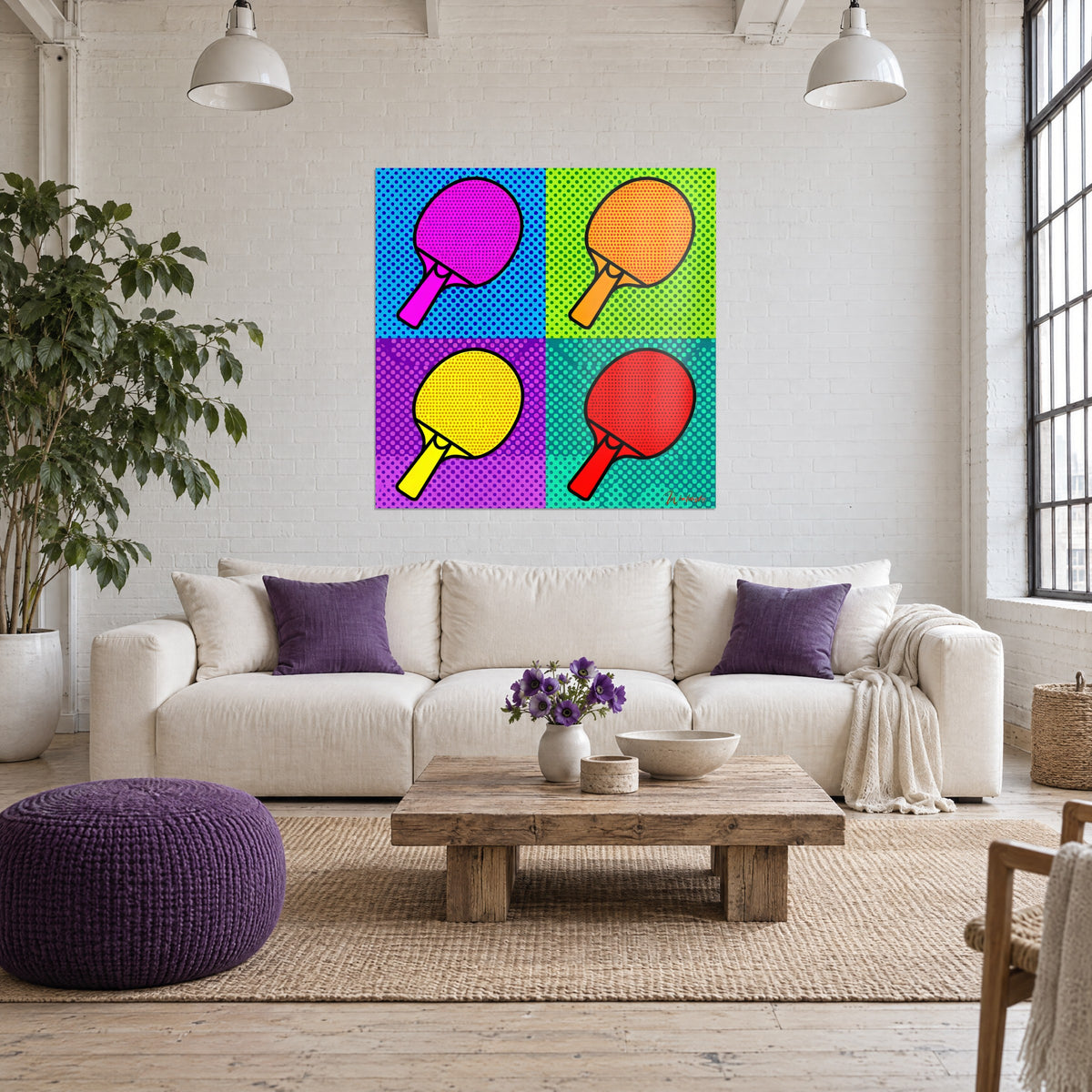 Πίνακας με ρακέτες ping-pong σε ροζ, πορτοκαλί, κίτρινο και κόκκινο χρώμα σε φόντο με τραμ, πάνω από έναν καναπέ σε φωτεινό σαλόνι
