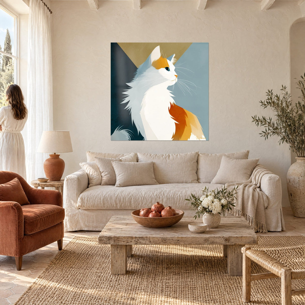 Tableau chat Turkish Van blanc à la tache orange sur le front, fond bleu-gris et pétrole, au-dessus d'un canapé dans un salon lumineux