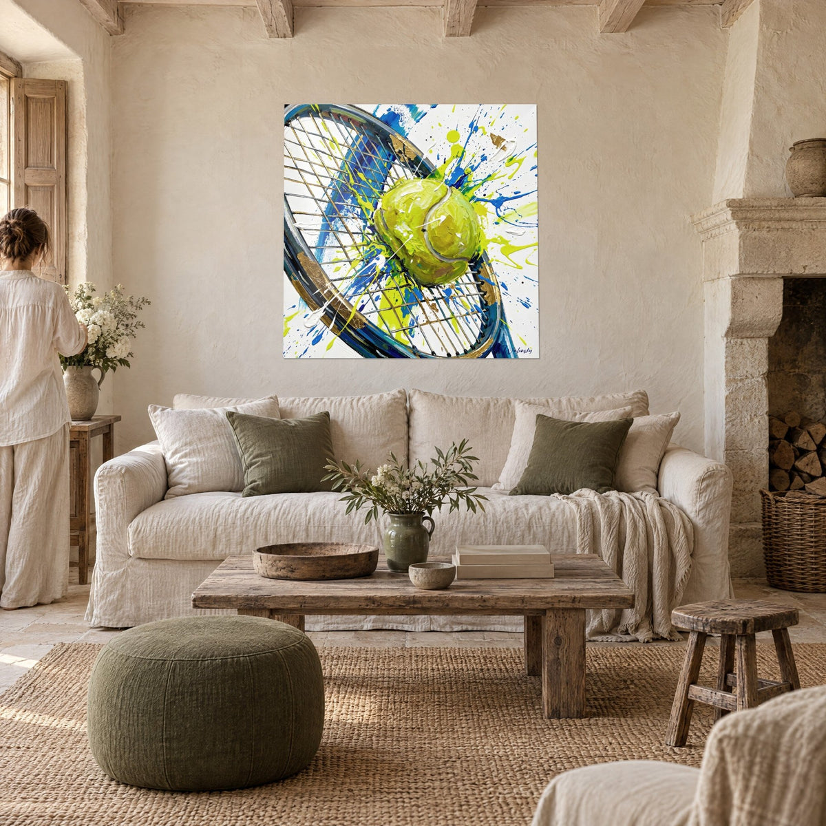 Gemälde leuchtend zitronengelber Tennisball auf kobaltblauem Schläger, Spritzer, über einem Sofa in einem hellen Wohnzimmer
