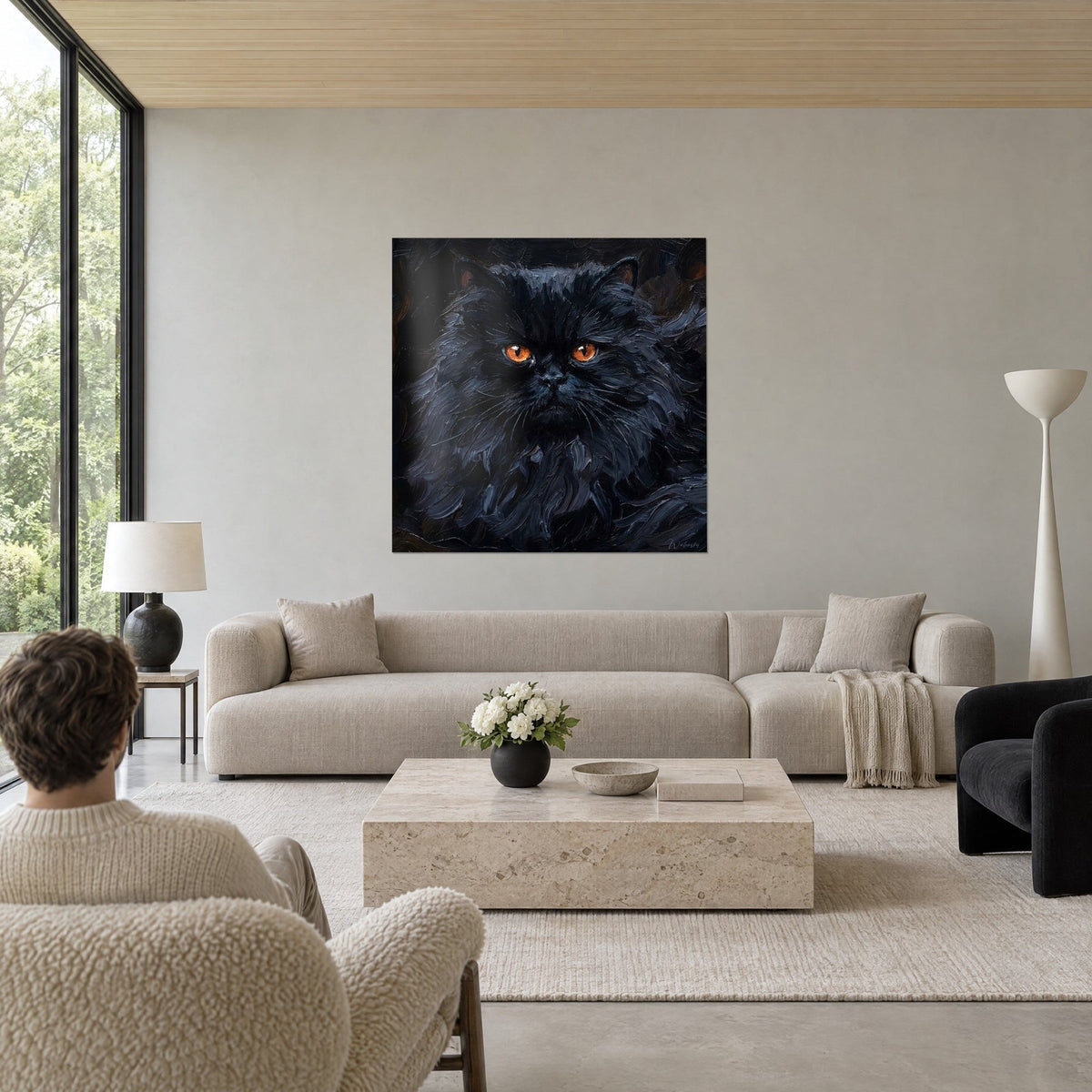 Schilderij van een zwarte Perzische kat met koperkleurige ogen, middernachtblauwe vacht in penseelstreken, boven een bank in een lichte woonkamer