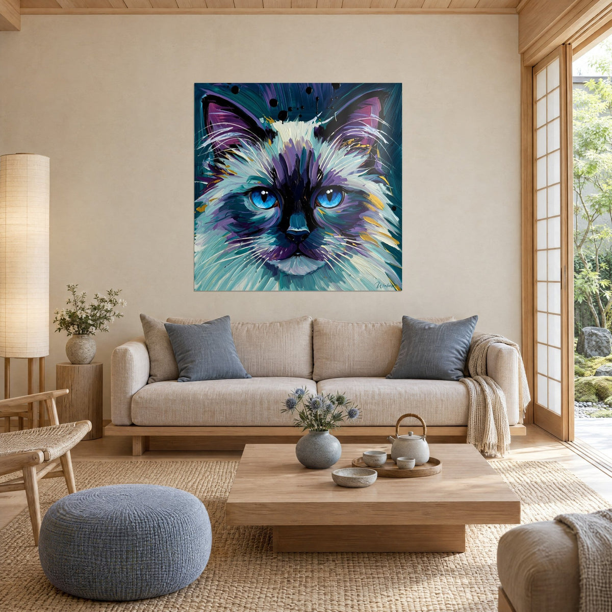 Cuadro gato Birmano de ojos azules en pintura gruesa, pelaje blanco y violeta, toques dorados, sobre un sofá en un salón luminoso