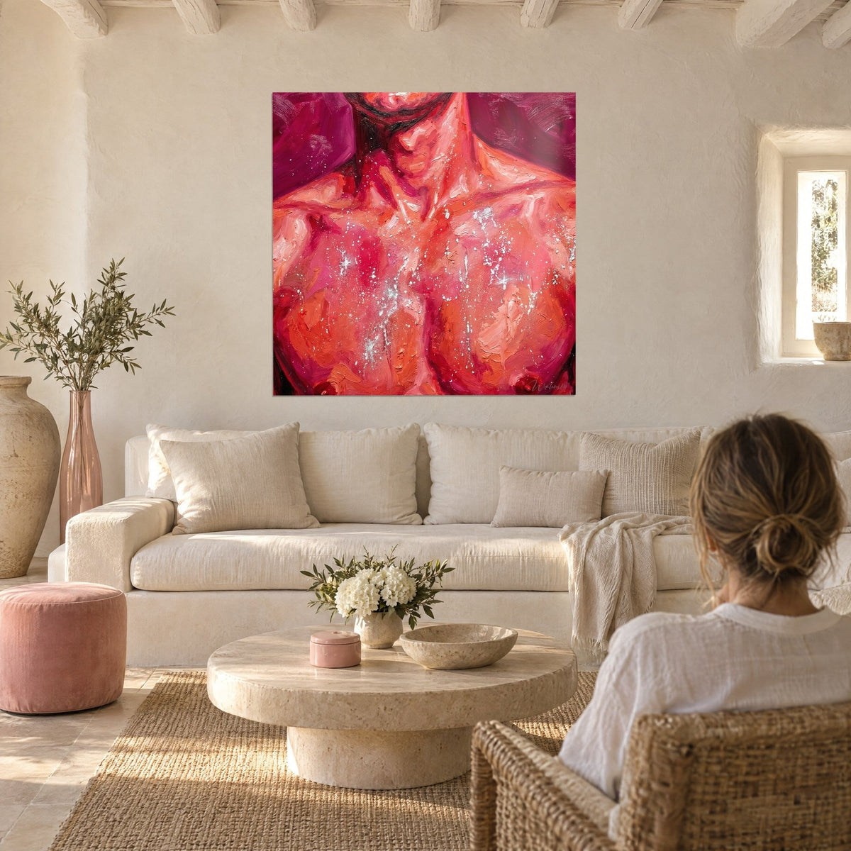Tableau buste féminin athlétique en peinture à l'huile rouge et orange, clavicules marquées, au-dessus d'un canapé dans un salon lumineux
