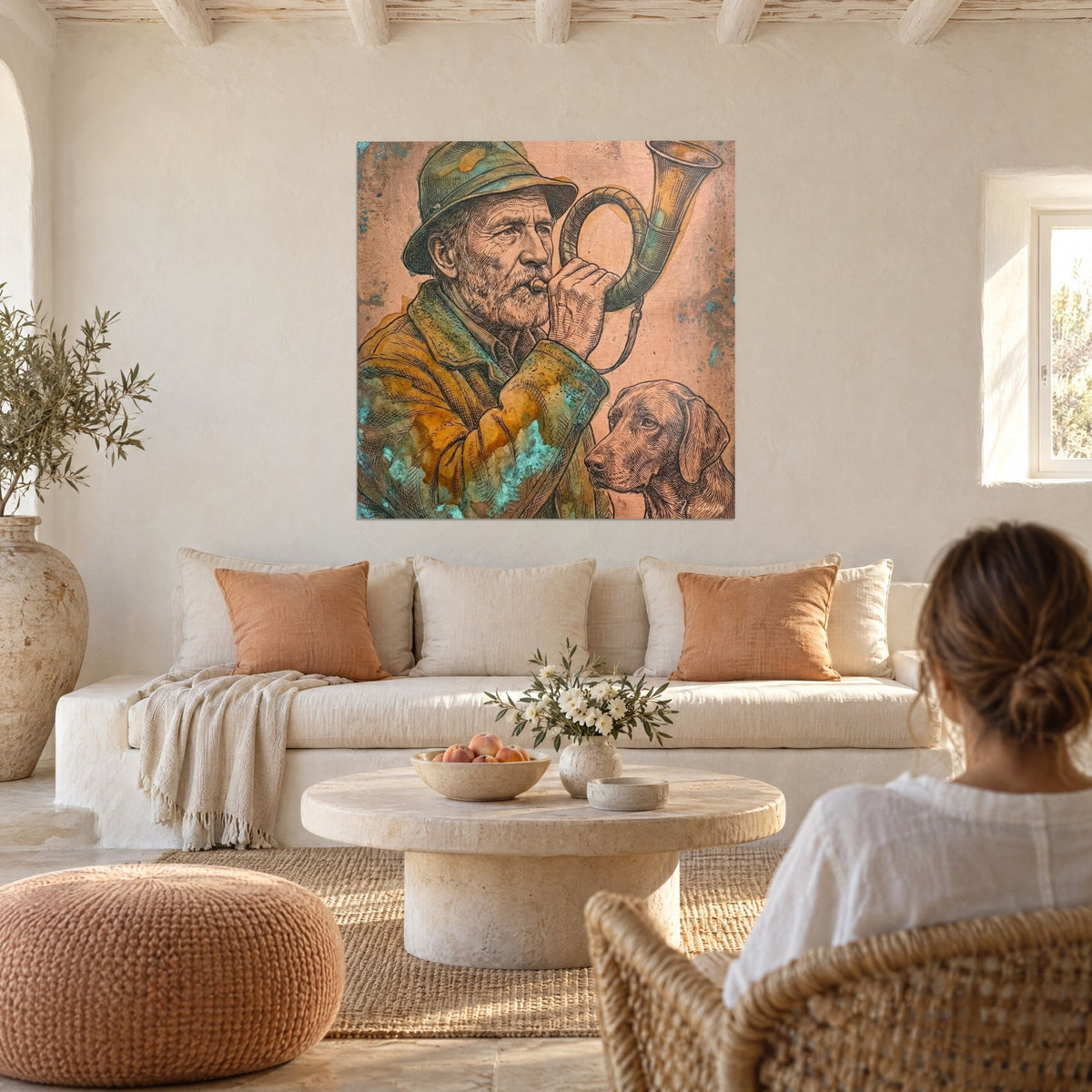 Quadro di un cacciatore barbuto che soffia in un corno dorato, verderame e rame rosato, sopra un divano in un soggiorno luminoso