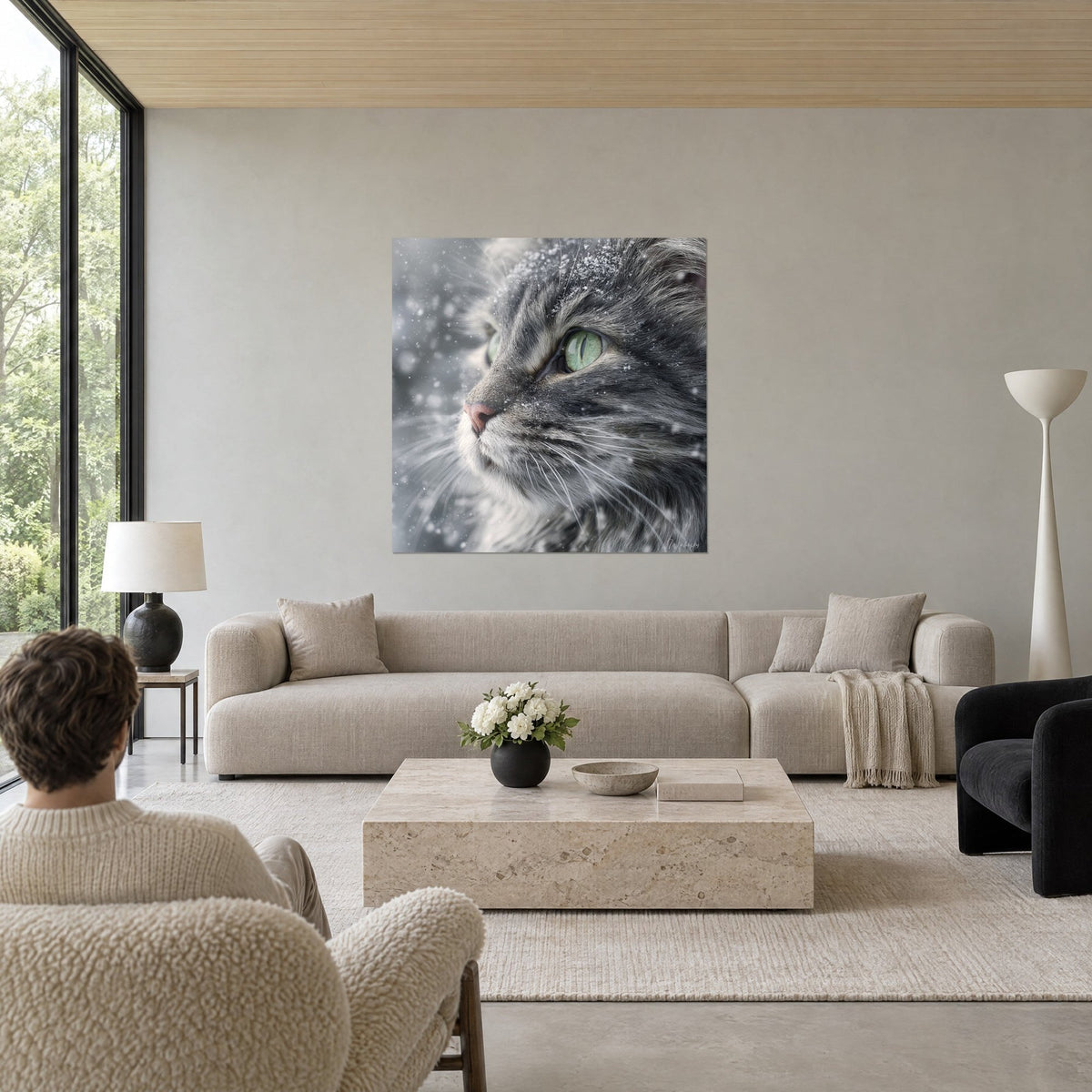 Tableau chat tigré aux yeux verts sous les flocons, fourrure grise et blanche, au-dessus d'un canapé dans un salon lumineux