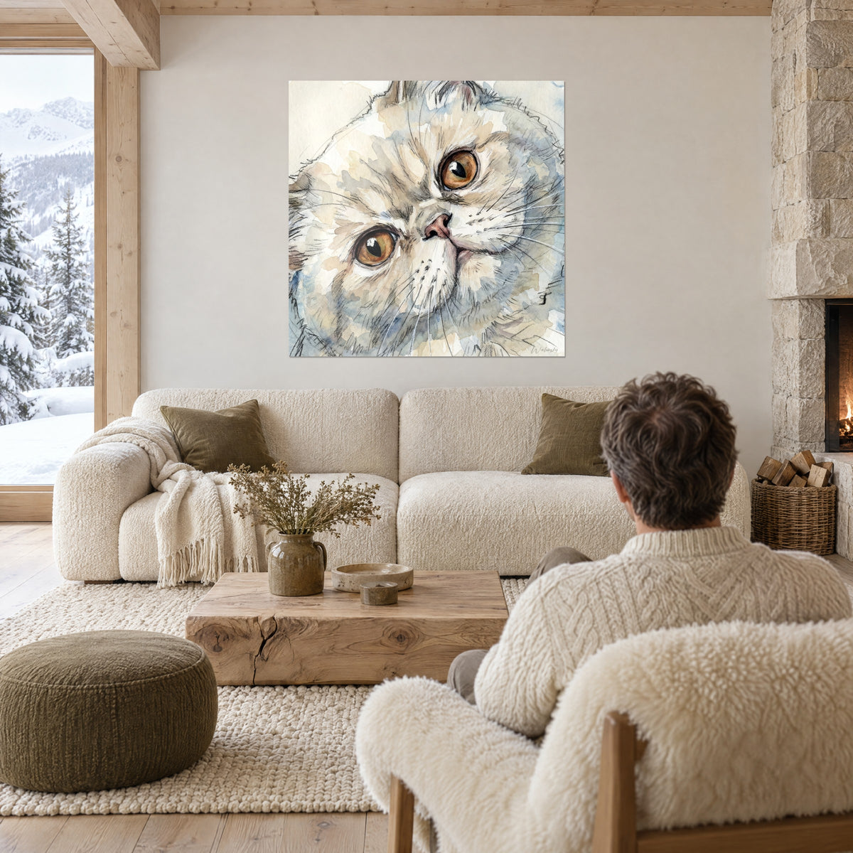 Πίνακας γάτα Exotic Shorthair με κεχριμπαρένια μάτια, κρεμ και γκρι-μπλε τρίχωμα σε ακουαρέλα, πάνω από καναπέ σε φωτεινό σαλόνι