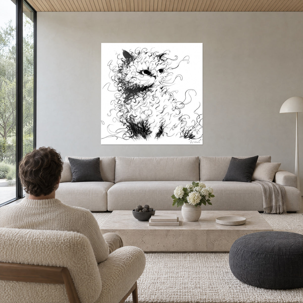 Πίνακας Selkirk Rex με σγουρή γούνα, μαύρες μελανιές σε λευκό φόντο, πάνω από έναν καναπέ σε φωτεινό σαλόνι