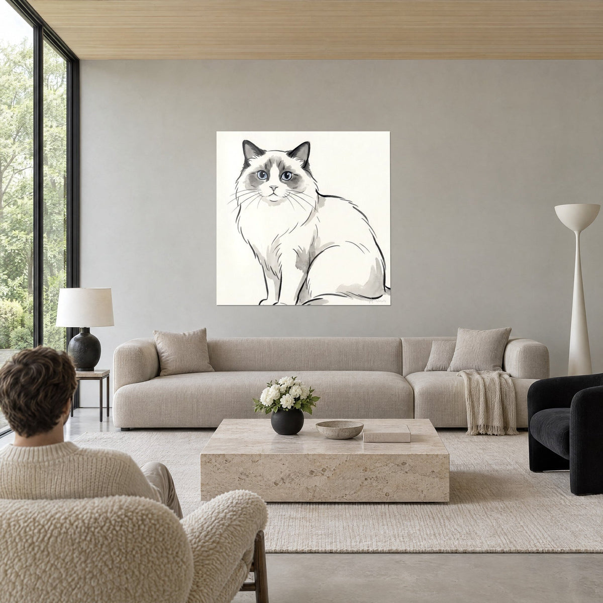 Quadro gatto Ragdoll seduto dagli occhi azzurri, maschera grigia e inchiostro nero su fondo avorio, sopra un divano in un soggiorno luminoso