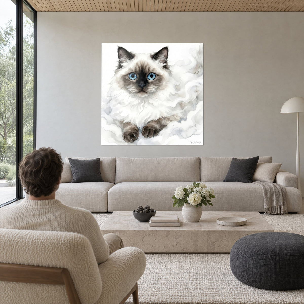 Tableau chat himalayan aux yeux bleus lové dans des volutes blanches, pelage crème et masque brun, au-dessus d'un canapé dans un salon lumineux