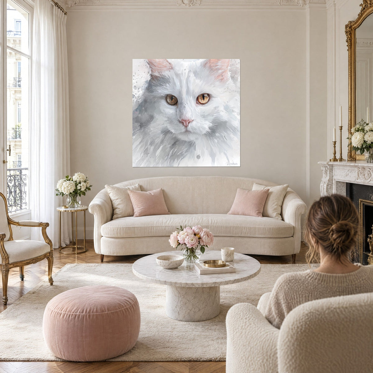Cuadro gato angora blanco de ojos ámbar, hocico rosa y bigotes finos, mujer de espaldas, encima de un sofá en un salón luminoso