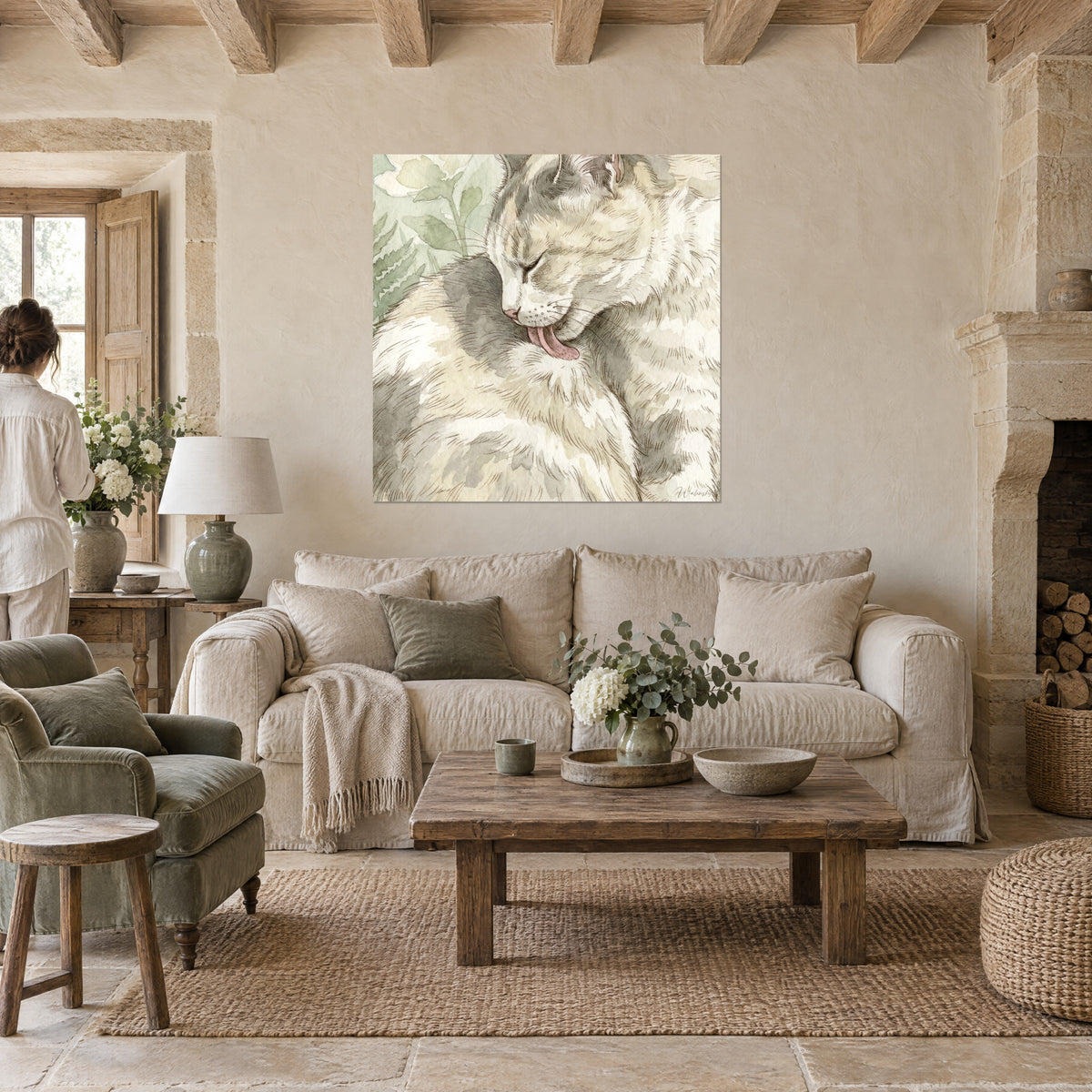 Tableau chat manx en aquarelle, pelage crème et gris perle, langue rose, une personne de dos, au-dessus d'un canapé dans un salon lumineux